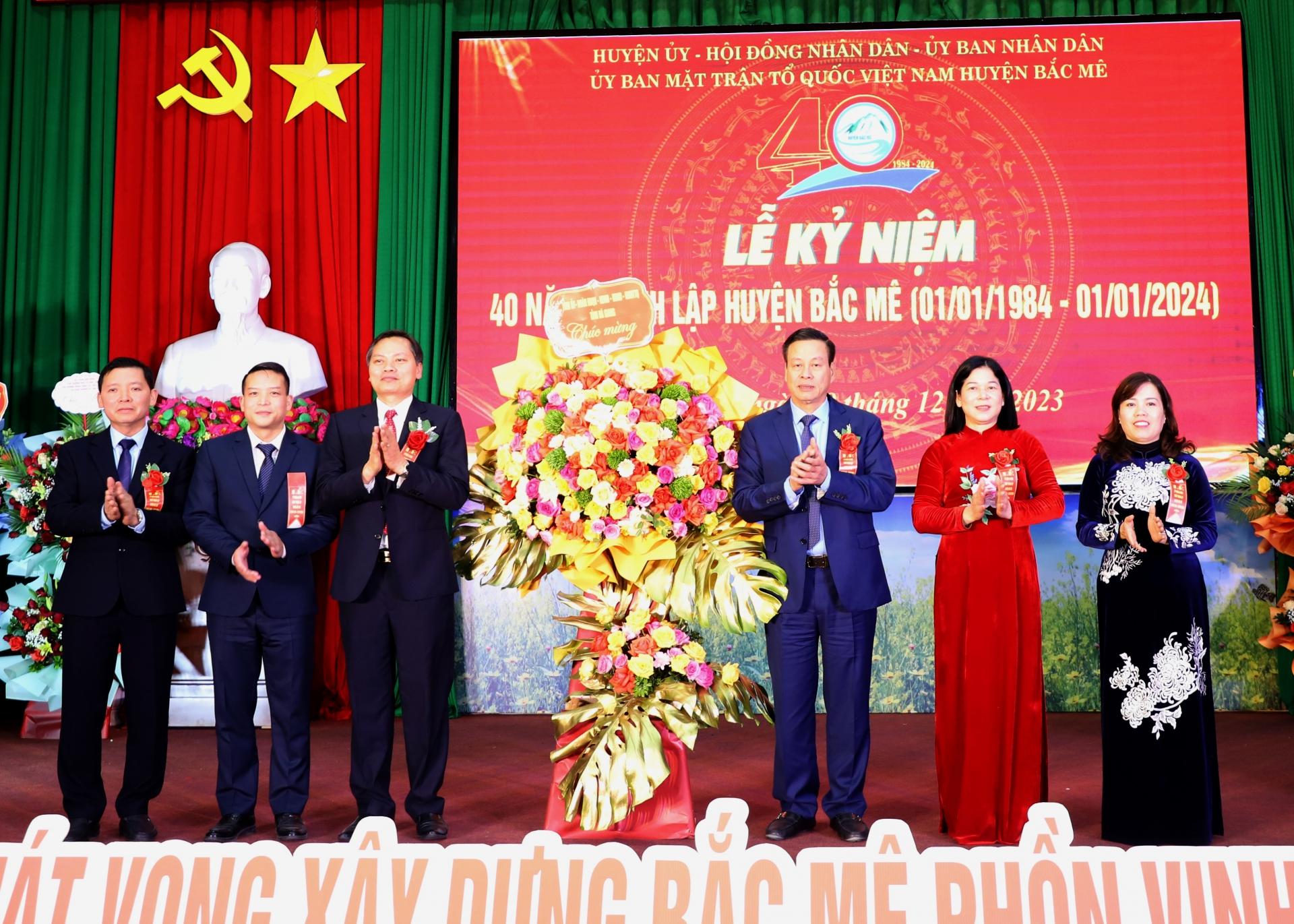 Các đồng chí lãnh đạo tỉnh tặng hoa chúc mừng huyện Bắc Mê.