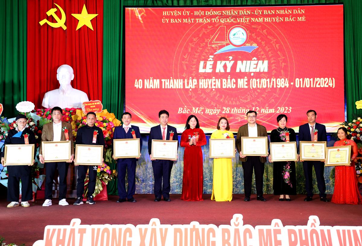 Phó Chủ tịch Thường trực HĐND tỉnh Chúng Thị Chiên trao Bằng khen của Chủ tịch UBND tỉnh cho các cá nhân.