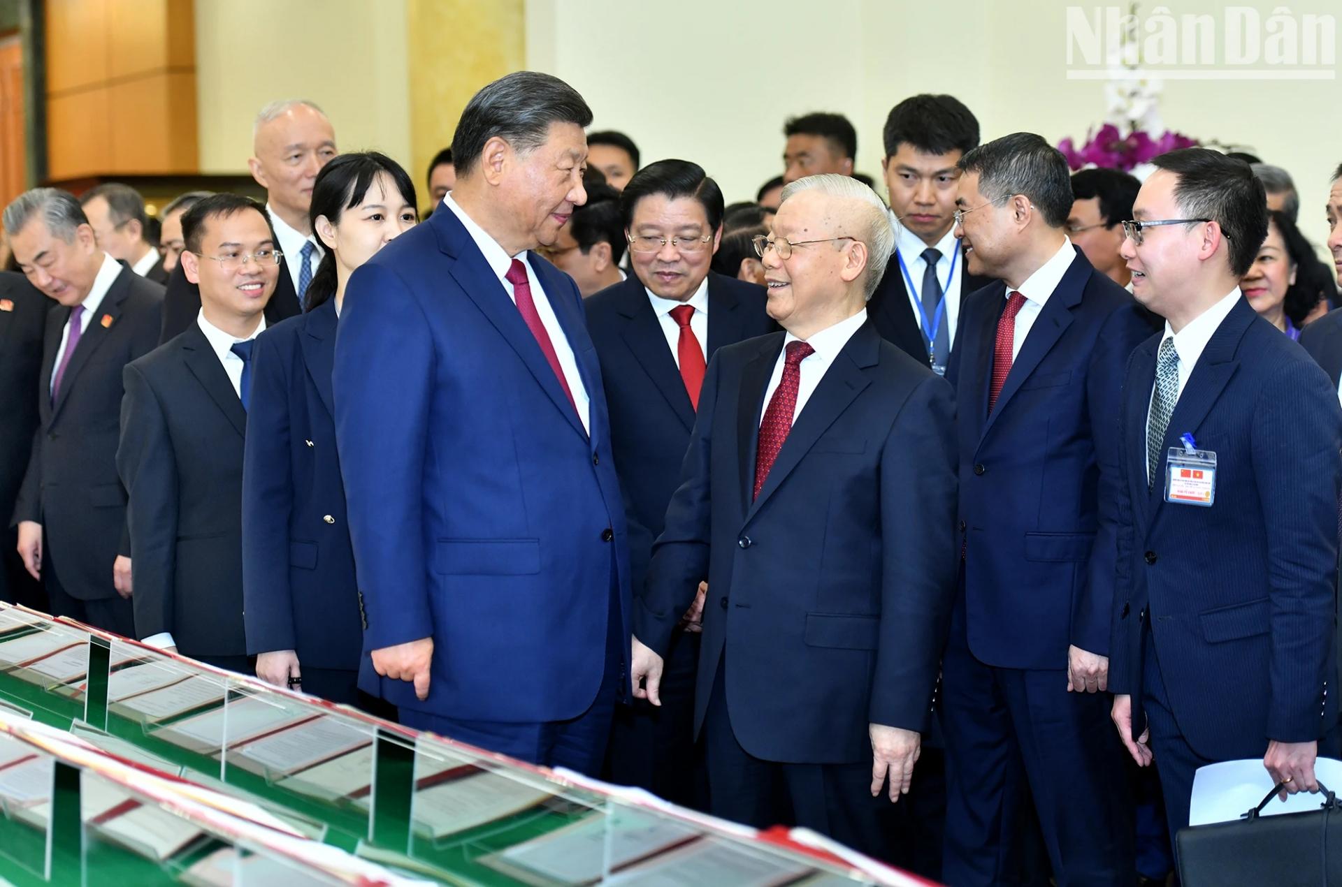 Tổng Bí thư Nguyễn Phú Trọng với Tổng Bí thư, Chủ tịch Trung Quốc Tập Cận Bình xem các văn kiện đã ký kết giữa hai nước.