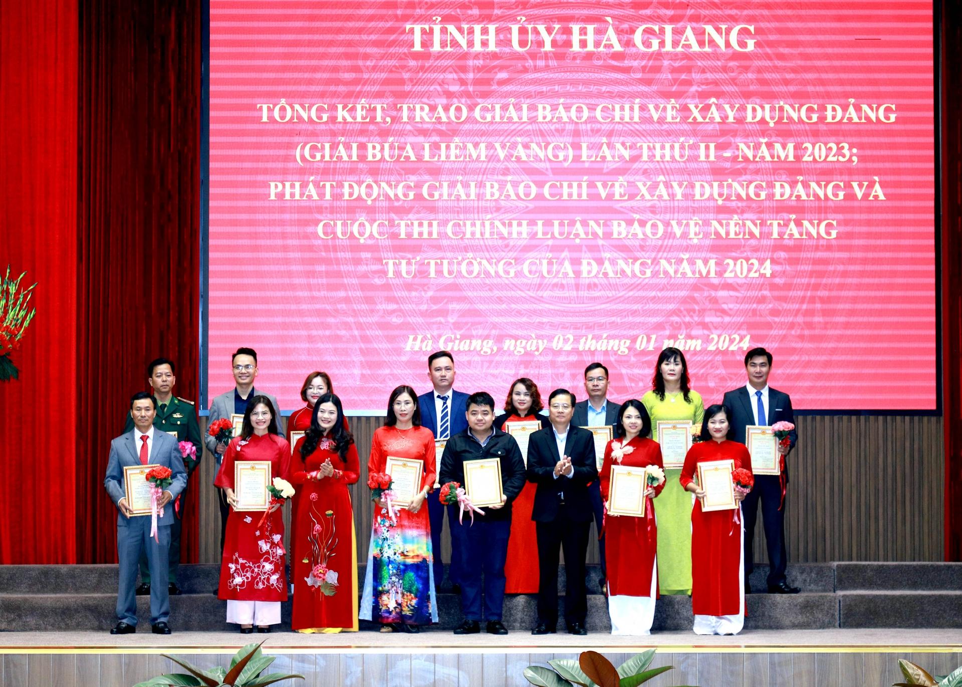 Chủ nhiệm UBKT Tỉnh ủy Trần Quang Minh và Trưởng Ban Tuyên giáo Tỉnh ủy Vương Ngọc Hà trao giải B cho các tác giả.
