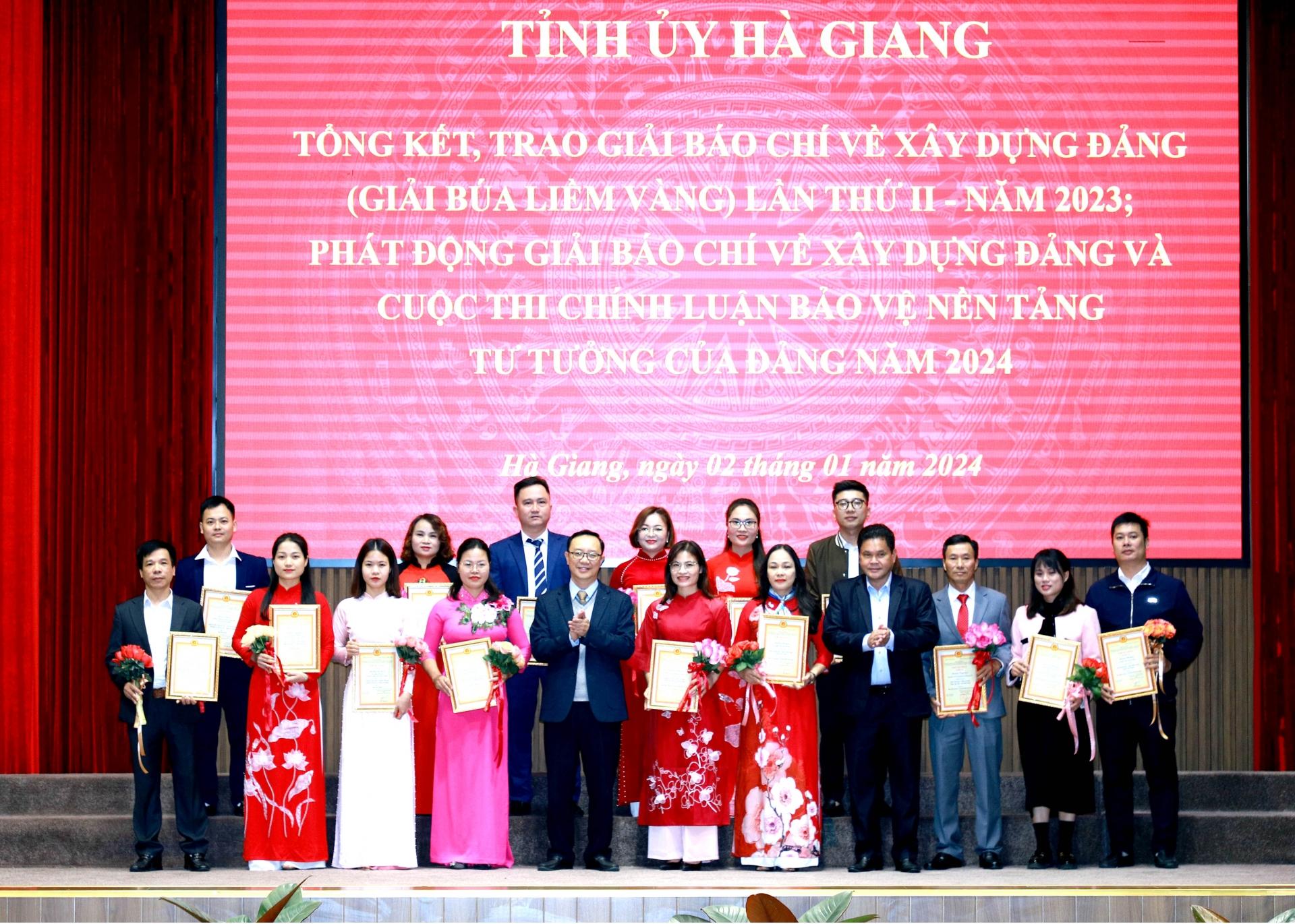 Phó Bí thư Thường trực Tỉnh ủy, Chủ tịch HĐND tỉnh Thào Hồng Sơn và Chủ tịch Ủy ban MTTQ tỉnh Vàng Seo Cón trao giải A cho các tác giả.