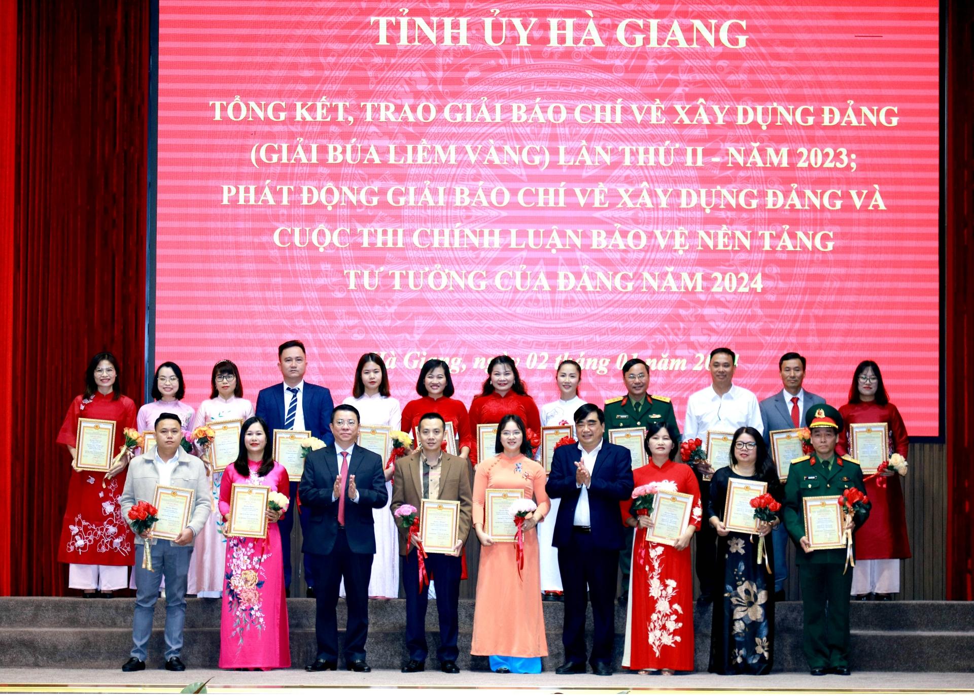 Trưởng Ban Dân vận Tỉnh ủy Trần Mạnh Lợi và Trưởng Ban Nội chính Tỉnh ủy Hoàng Đình Phới trao giải C cho các tác giả.