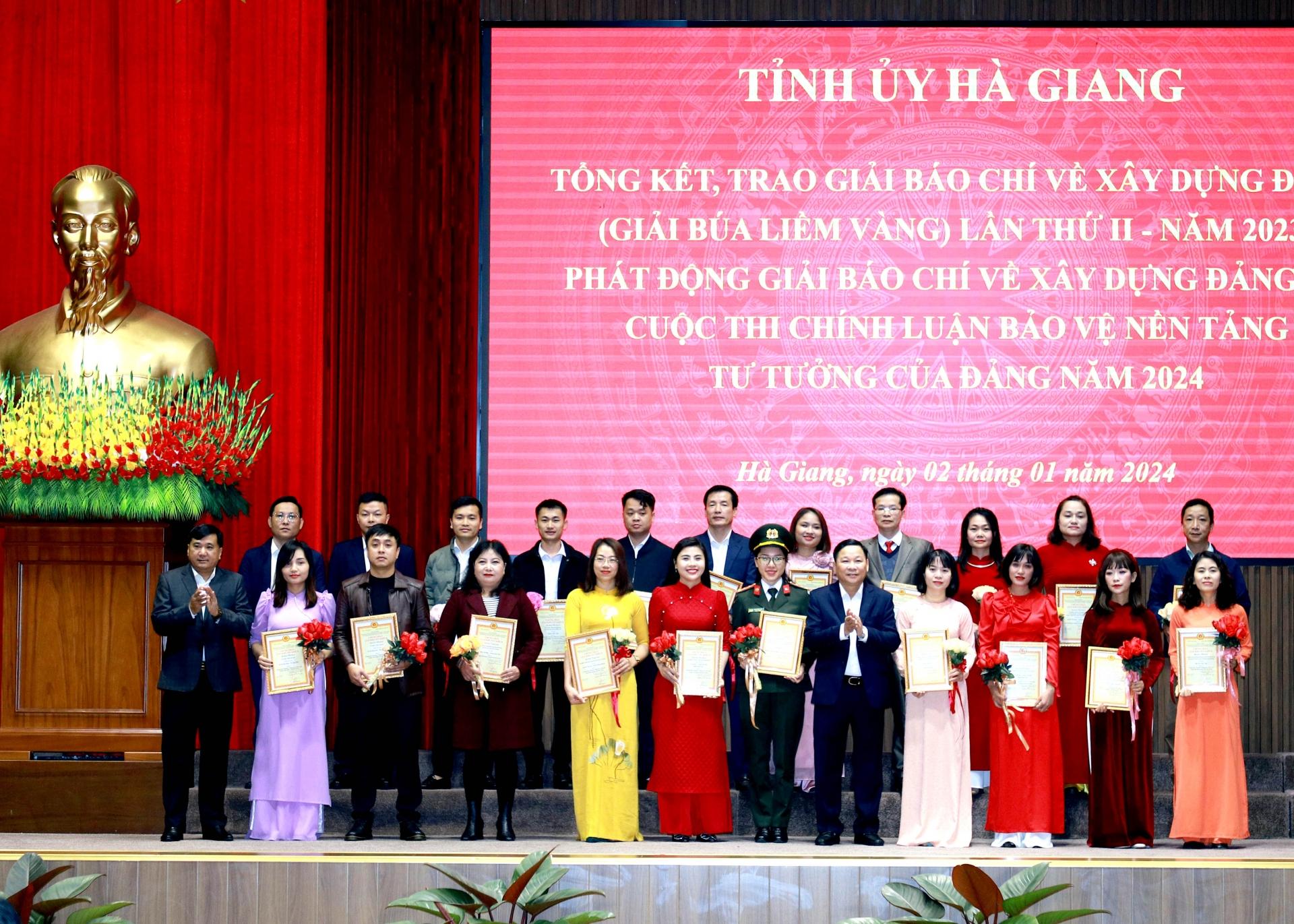 Phó Chủ tịch HĐND tỉnh Hoàng Văn Vịnh và Bí thư Thành ủy Hầu Minh Lợi trao giải Khuyến khích cho các tác giả.