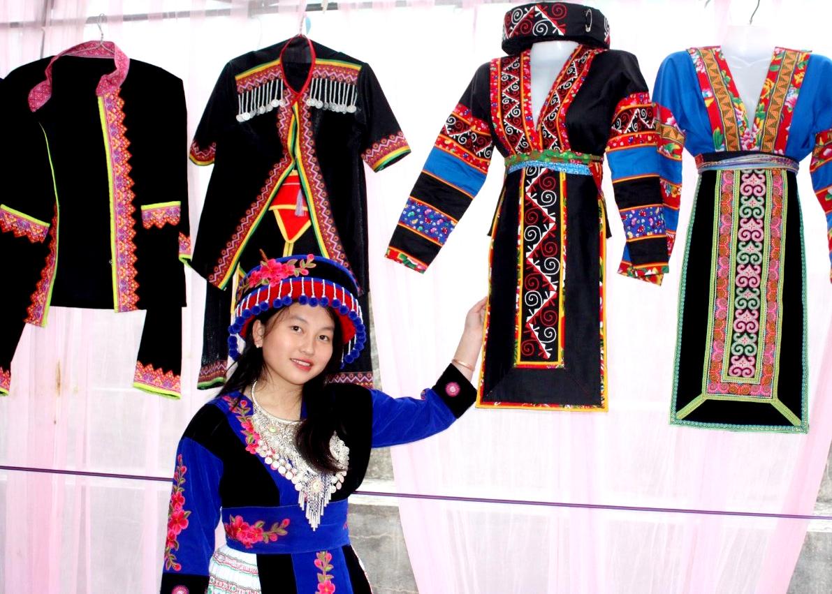 Trang phục dân tộc Mông xã Tả Ván (Quản Bạ) được trưng bày, bán tại các sự kiện, lễ hội của địa phương.