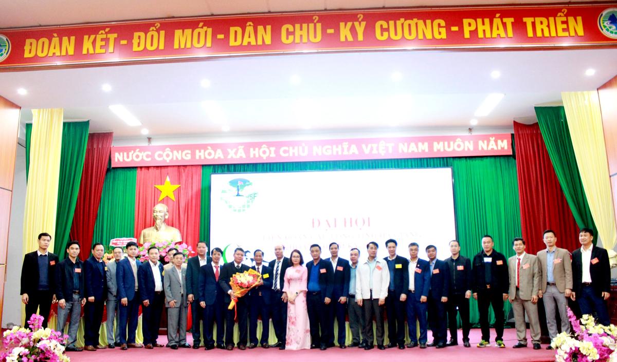 Đồng chí Nguyễn Hồng Hải, Giám đốc Sở Văn hóa, TT&DL tặng hoa chúc mừng BCH Liên đoàn Cầu lông tỉnh khoá I, nhiệm kỳ 2024-2029.