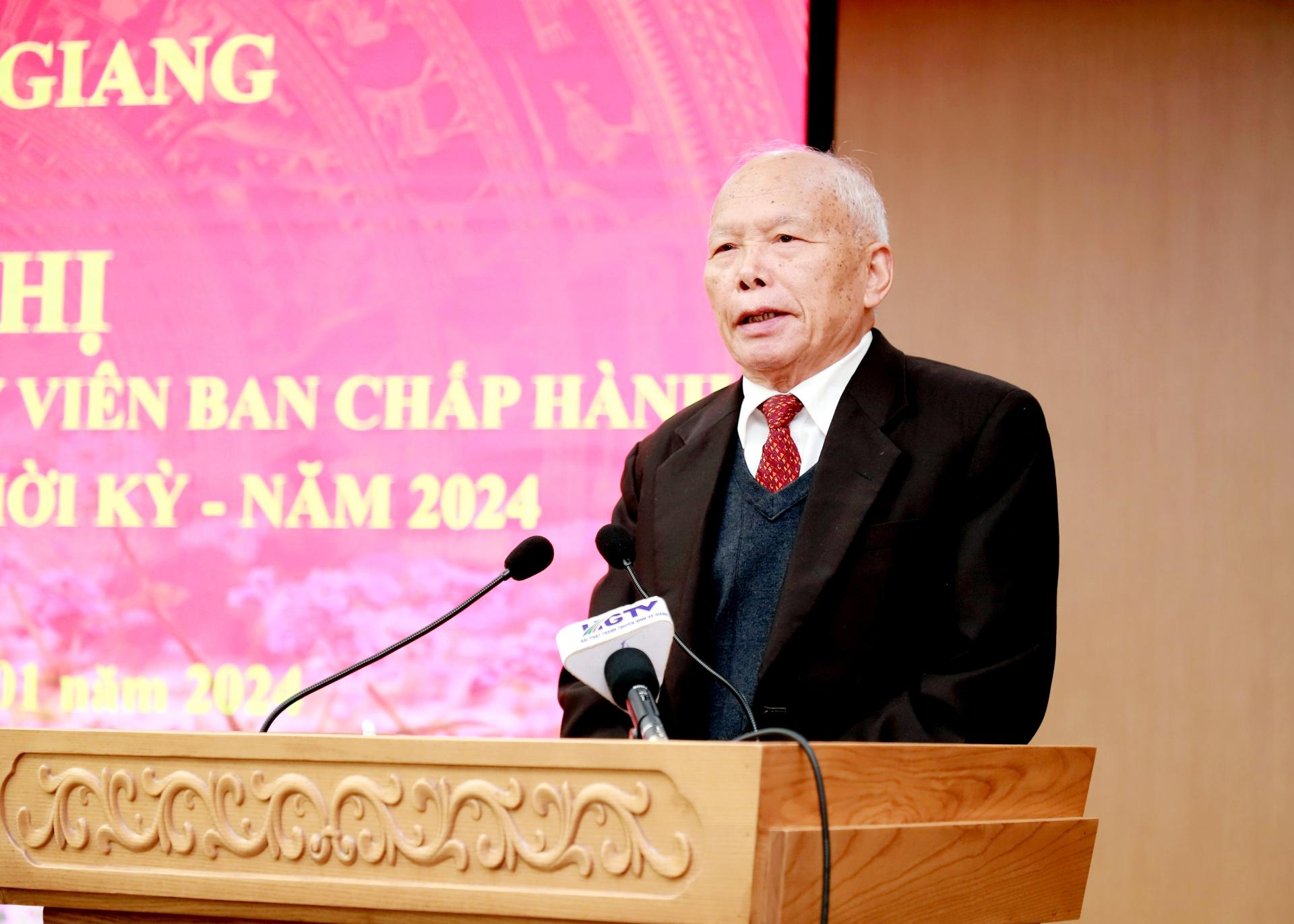 Nguyên Phó Bí thư Tỉnh ủy, nguyên Chủ tịch UBND tỉnh Triệu Đức Thanh thảo luận tại hội nghị.