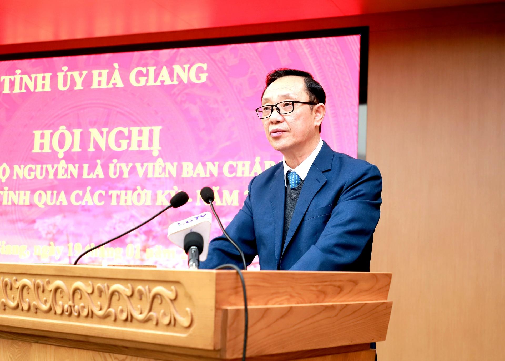 Phó Bí thư Thường trực Tỉnh ủy, Chủ tịch HĐND tỉnh Thào Hồng Sơn báo cáo tóm tắt kết quả phát triển KT-XH, QP-AN, xây dựng Đảng, hệ thống chính trị năm 2023 tại hội nghị.