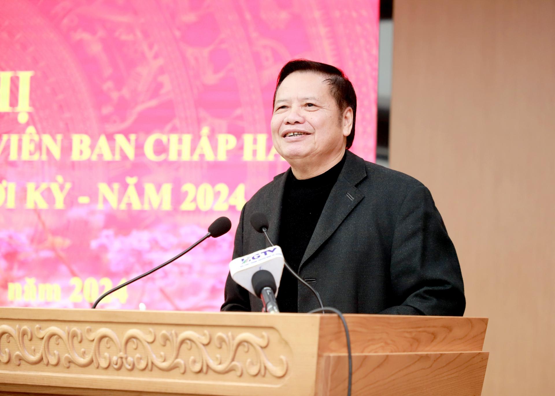 Nguyên Bí thư Tỉnh ủy Hoàng Minh Nhất thảo luận tại hội nghị.