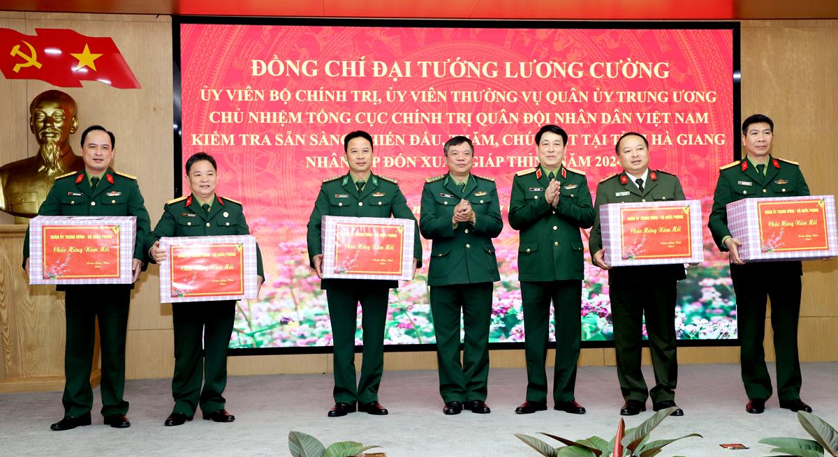 Đại tướng Lương Cường tặng quà Bộ CHQS tỉnh, Bộ Chỉ huy BĐBP tỉnh, Công an tỉnh, Hội CCB tỉnh, Đoàn Kinh tế Quốc phòng 313.