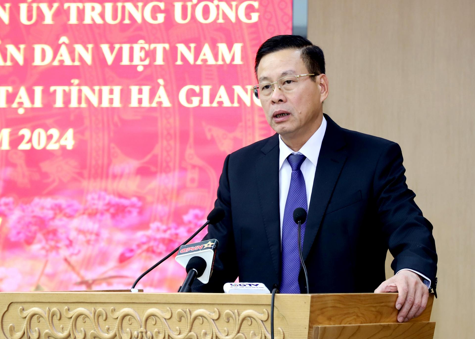 Chủ tịch UBND tỉnh Nguyễn Văn Sơn báo cáo tình hình phát triển KT-XH; công tác chuẩn bị Tết cho nhân dân.