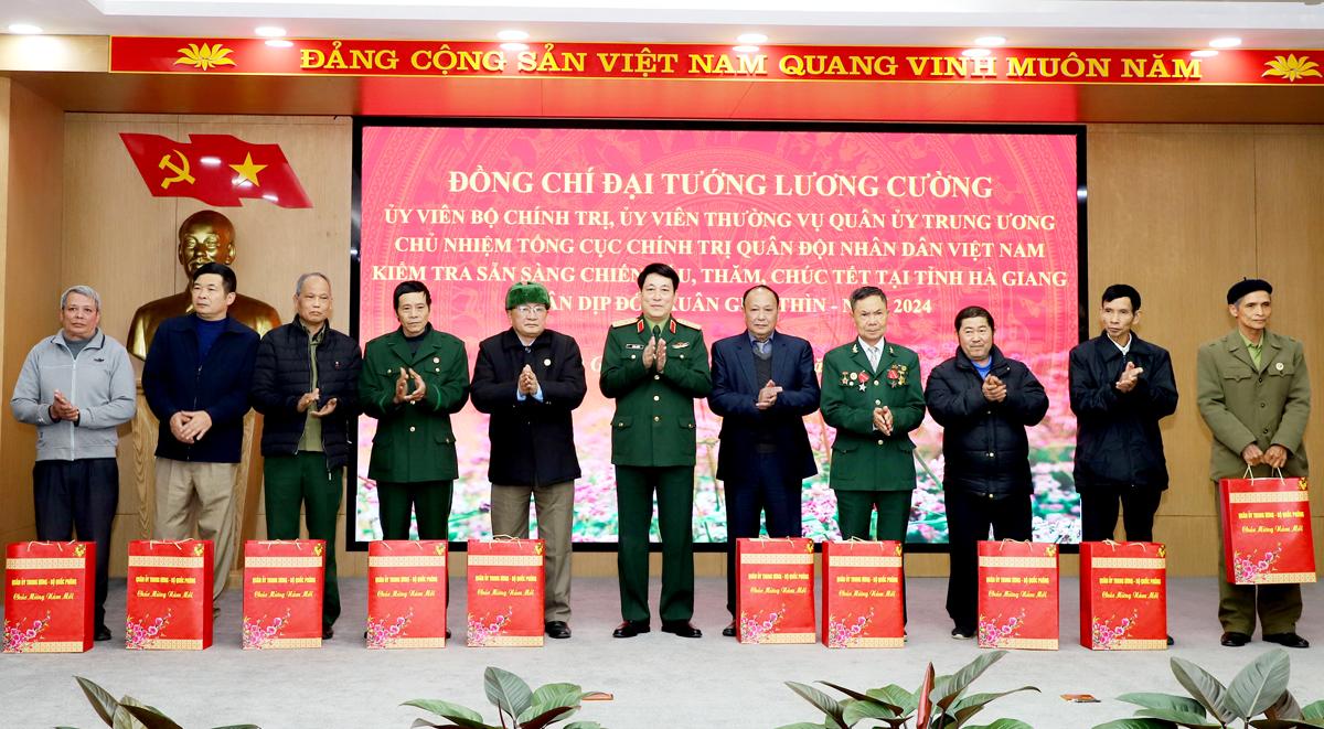 Đại tướng Lương Cường tặng quà 10 hộ gia đình chính sách, người có công tiêu biểu.