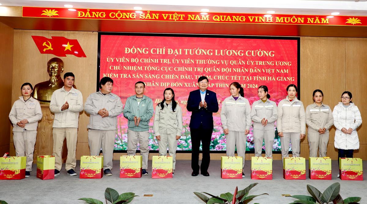 Lãnh đạo Tổng Liên đoàn Lao động Việt Nam tặng quà 10 công nhân, lao động có hoàn cảnh khó khăn.