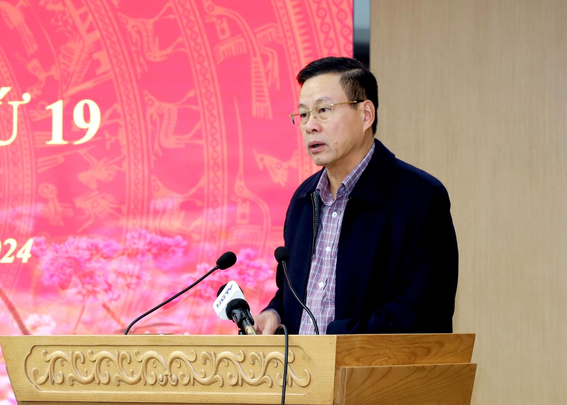 Chủ tịch UBND tỉnh Nguyễn Văn Sơn trình bày dự thảo nghị quyết