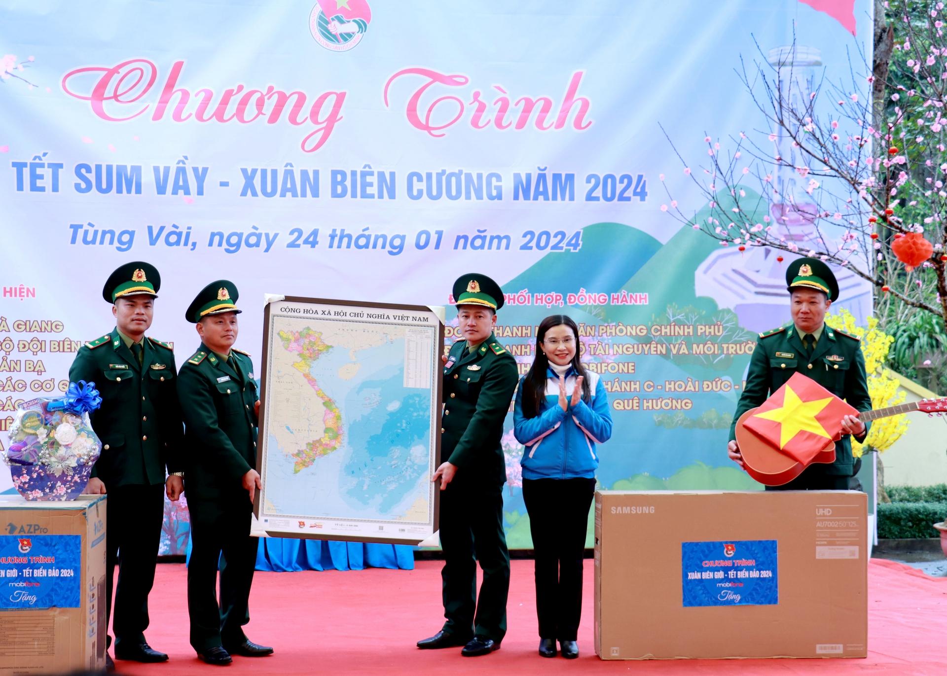 Đồng chí Nguyễn Phạm Duy Trang tặng quà cán bộ, chiến sỹ Đồn Biên phòng Tùng Vài (Quản Bạ)