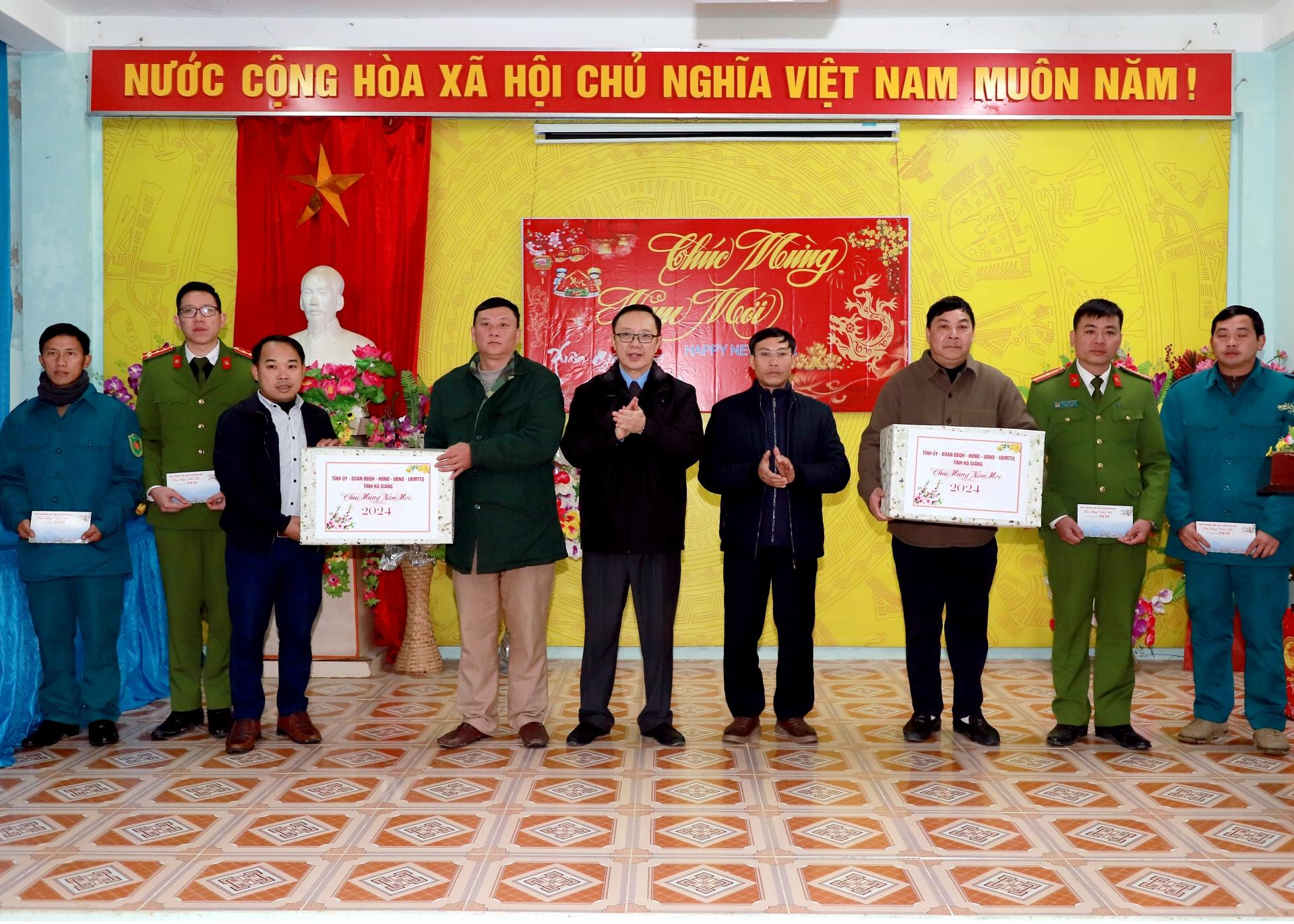 Phó Bí thư Thường trực Tỉnh ủy, Chủ tịch HĐND tỉnh Thào Hồng Sơn cùng đoàn công tác tặng quà xã Thắng Mố và Phú Lũng (Yên Minh).