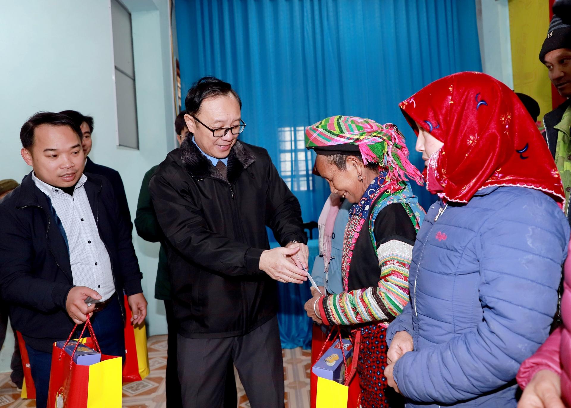 Đồng chí Thào Hồng Sơn tặng quà người nghèo xã Thắng Mố và Phú Lũng (Yên Minh).