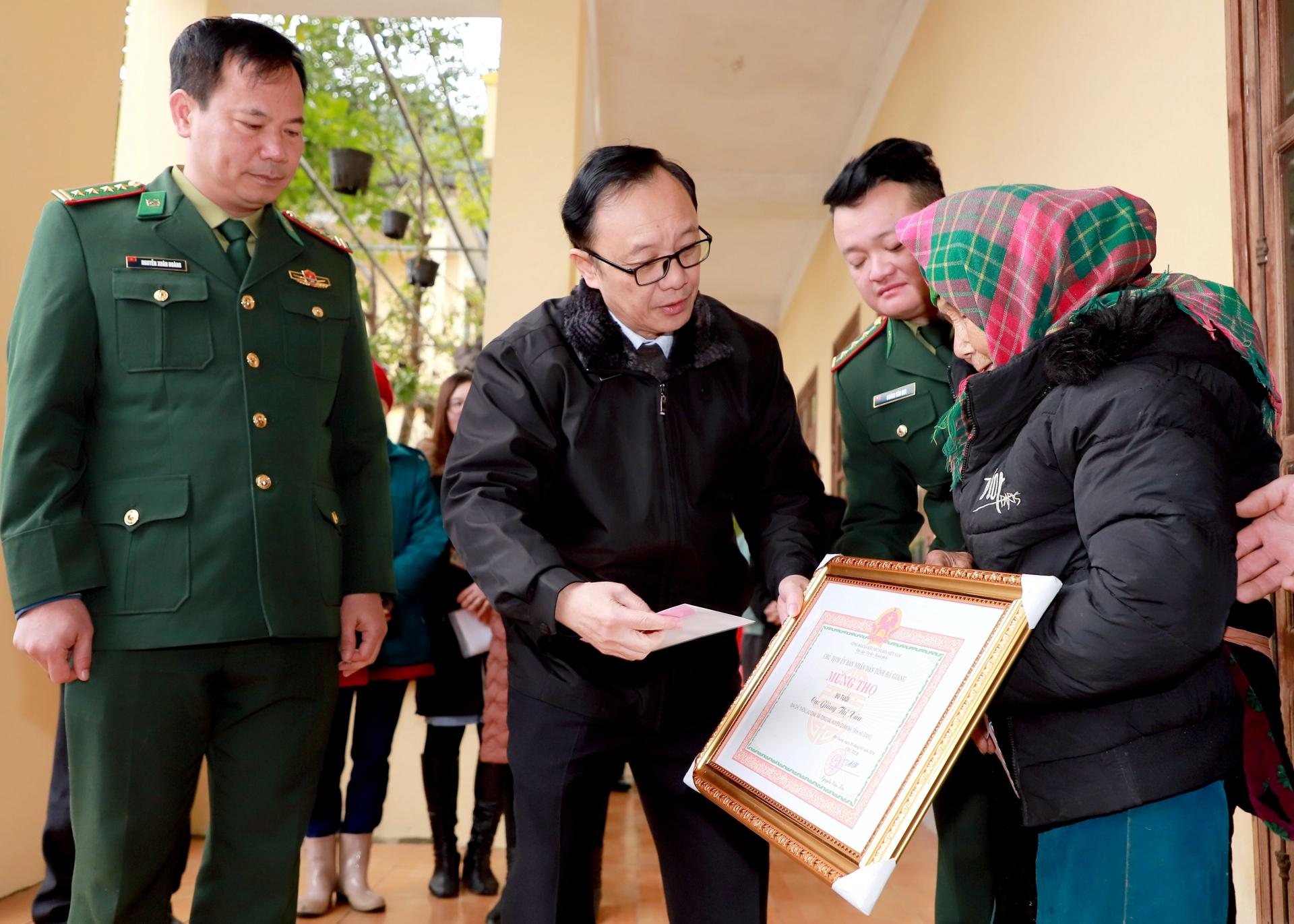 Phó Bí thư Thường trực Tỉnh ủy, Chủ tịch HĐND tỉnh Thào Hồng Sơn chúc Tết cụ Giàng Thị Xúa, 90 tuổi, trú tại thôn Lao Chải, xã Tùng Vài.