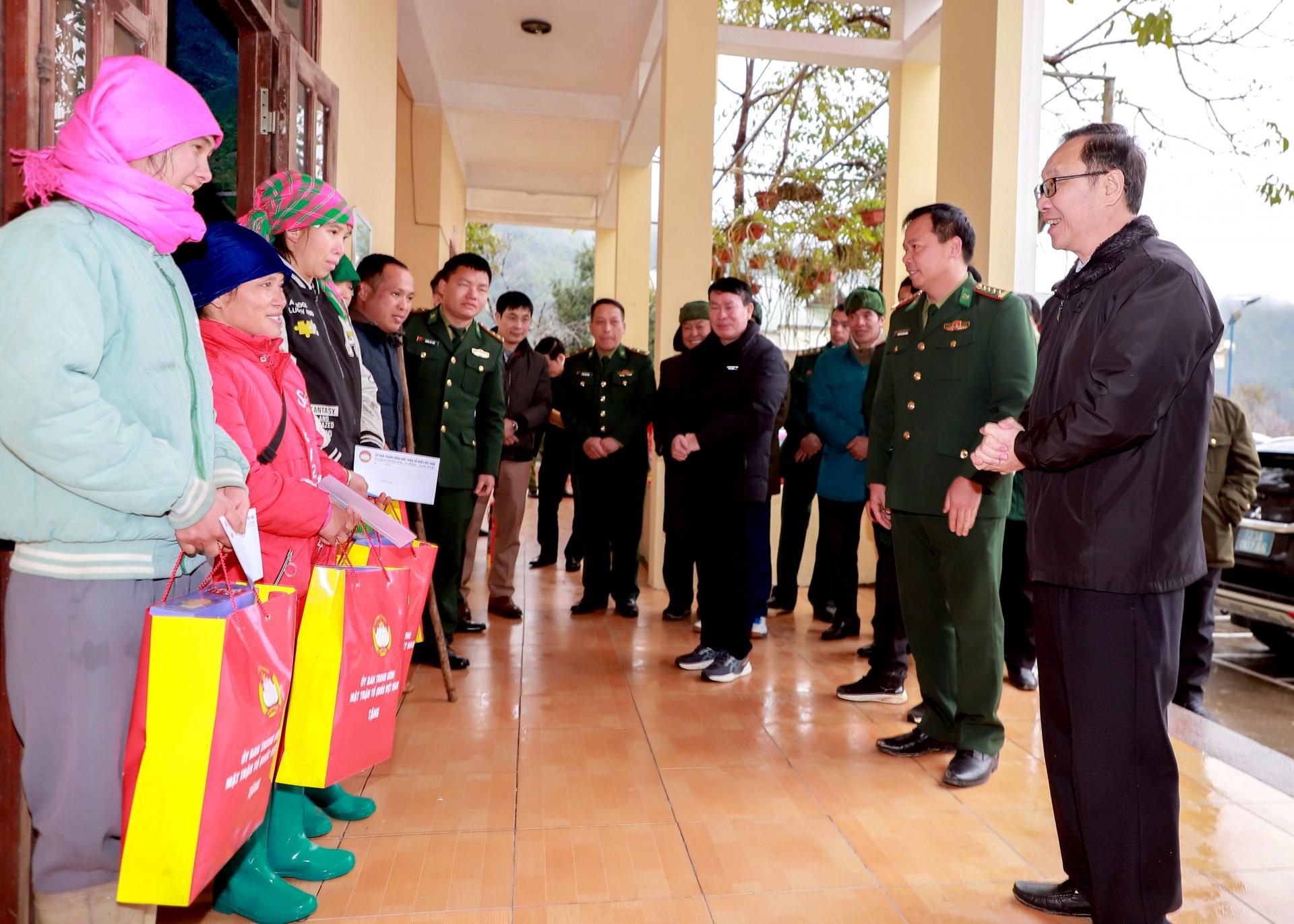 Phó Bí thư Thường trực Tỉnh ủy, Chủ tịch HĐND tỉnh Thào Hồng Sơn thăm hỏi, chúc Tết một số hộ nghèo trên địa bàn các xã Tả Ván, Tùng Vài và Cao Mã Pờ (Quản Bạ).