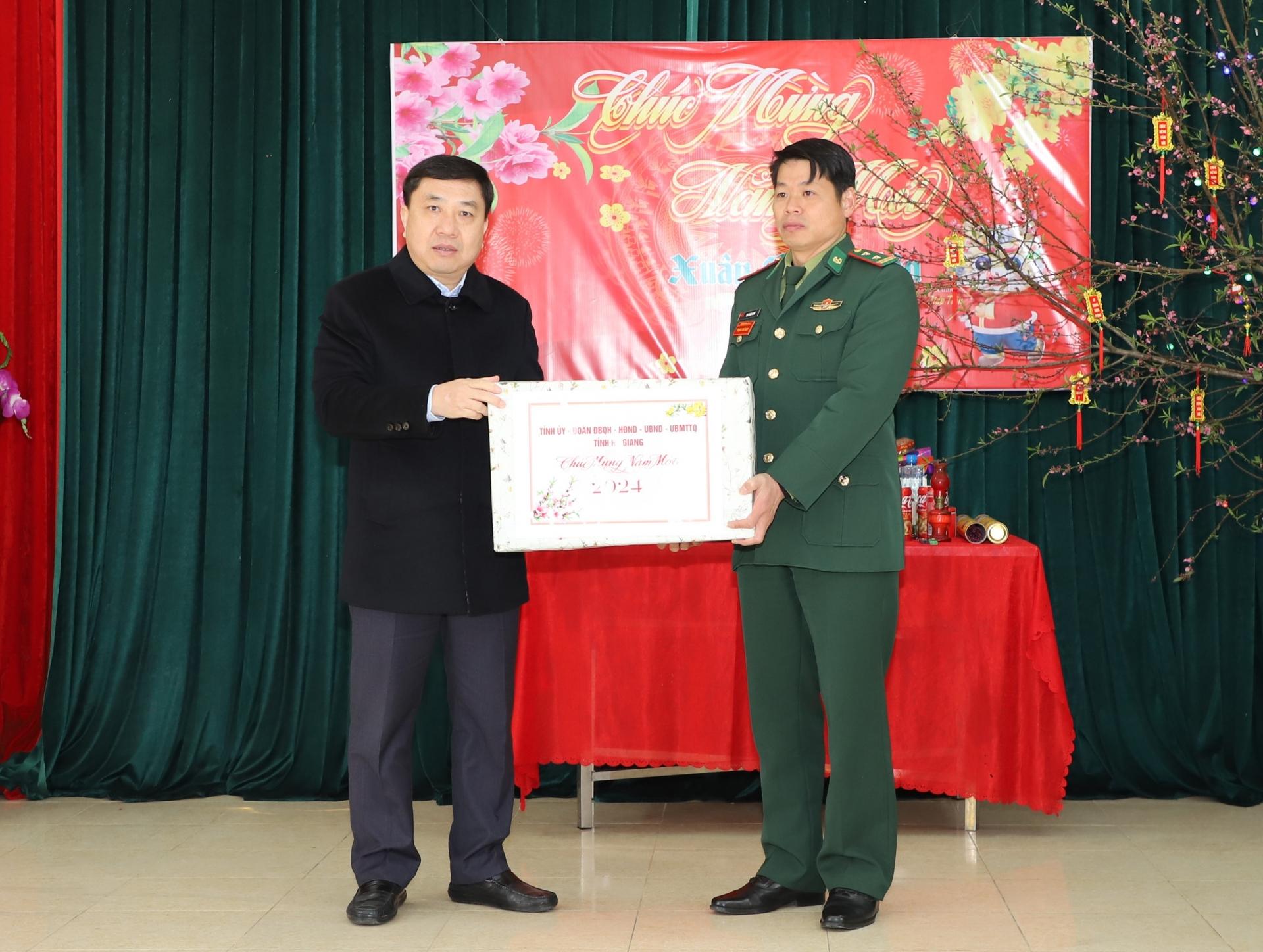 Quyền Bí thư Tỉnh ủy Nguyễn Mạnh Dũng tặng quà cho cán bộ, chiến sĩ Đồn Biên phòng Lũng Cú.
