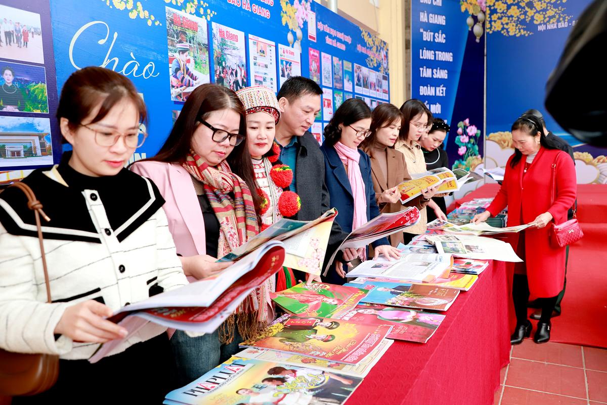 Những người làm Báo Hà Giang xem các ấn phẩm Báo Xuân được trưng bày tại Hội báo.