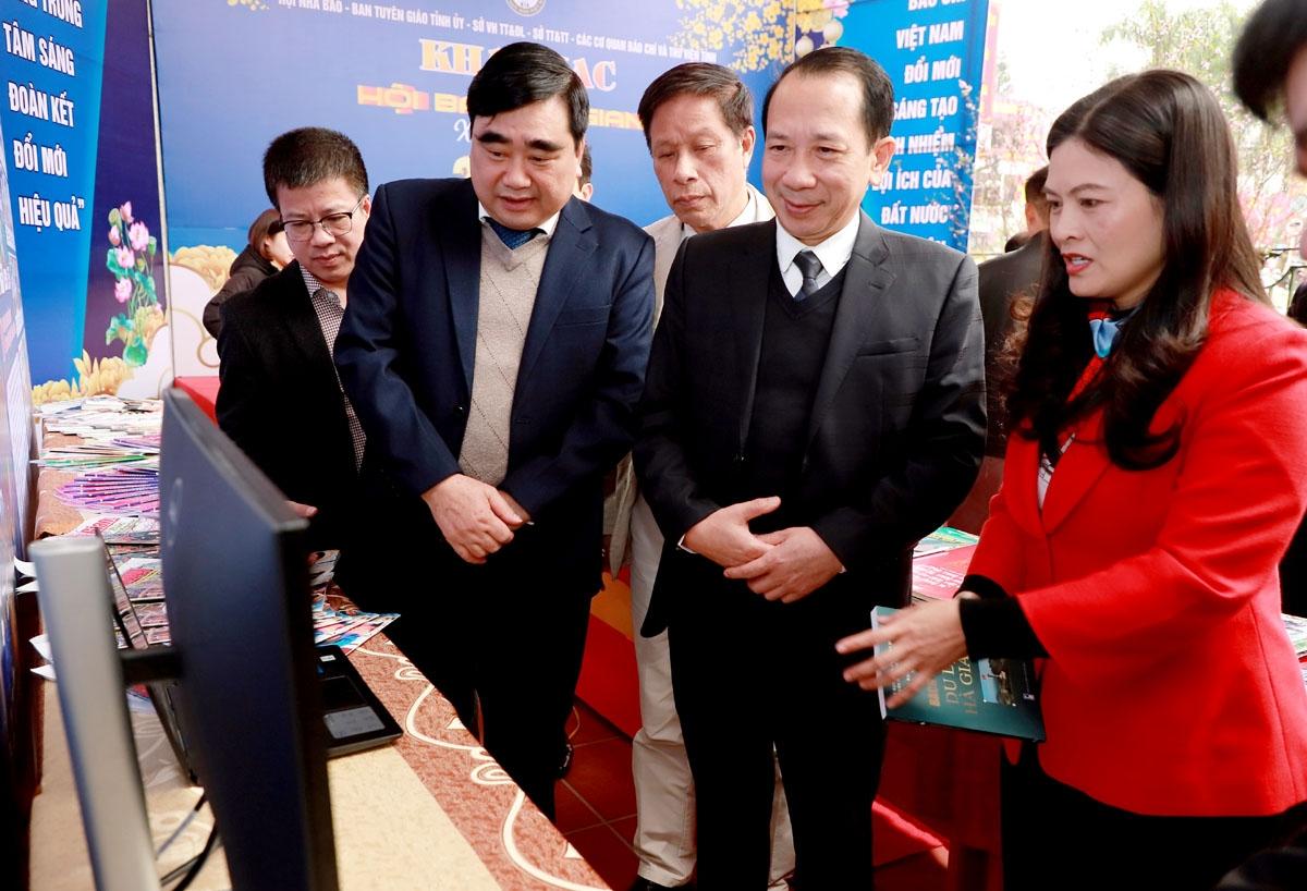 Các đồng chí lãnh đạo tỉnh tham quan các ẩn phẩm tại Hội Báo Hà Giang Xuân Giáp Thìn 2024.