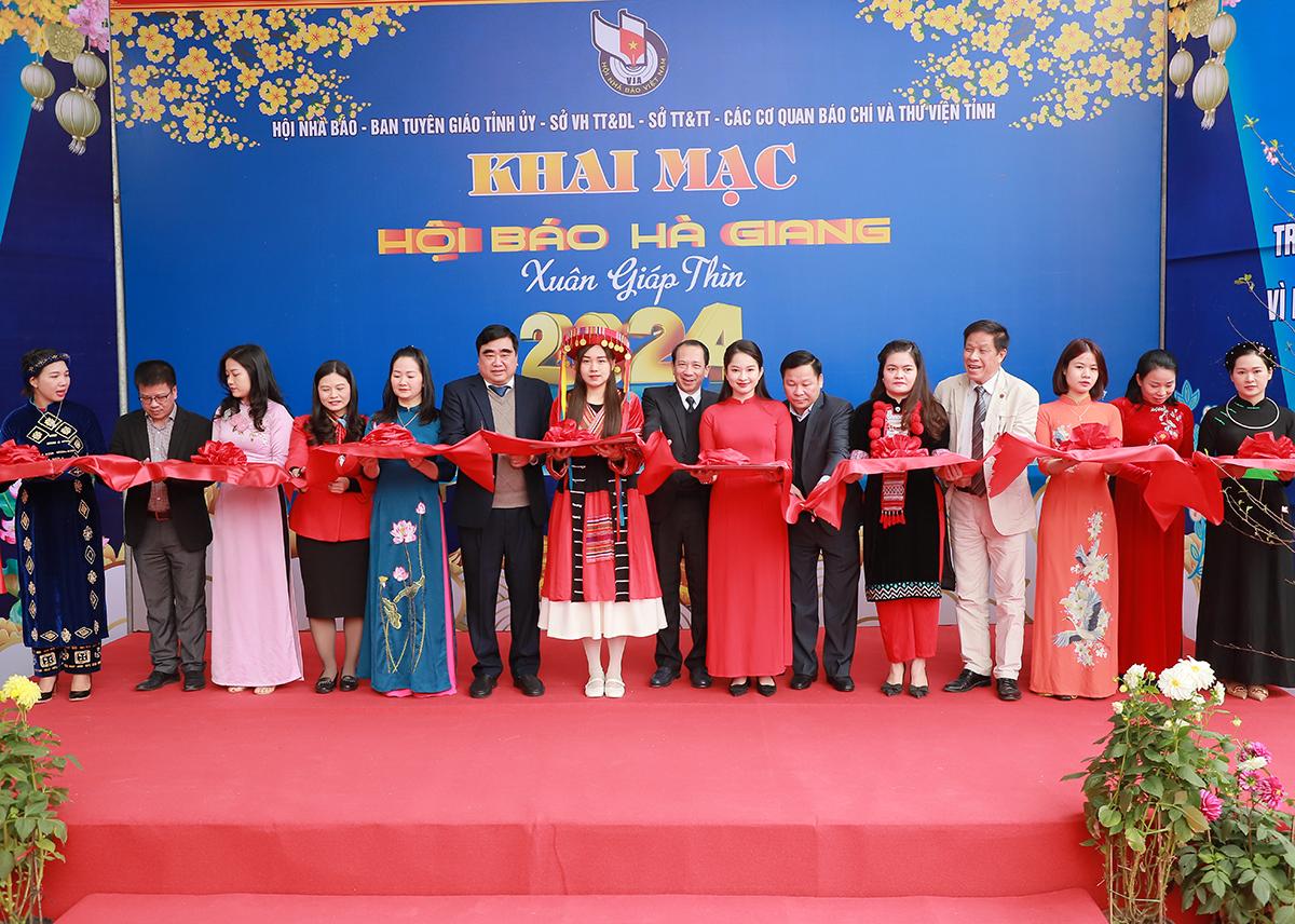 Các đồng chí lãnh đạo tỉnh và đại biểu cắt băng khai mạc Hội Báo Xuân Hà Giang năm 2024.