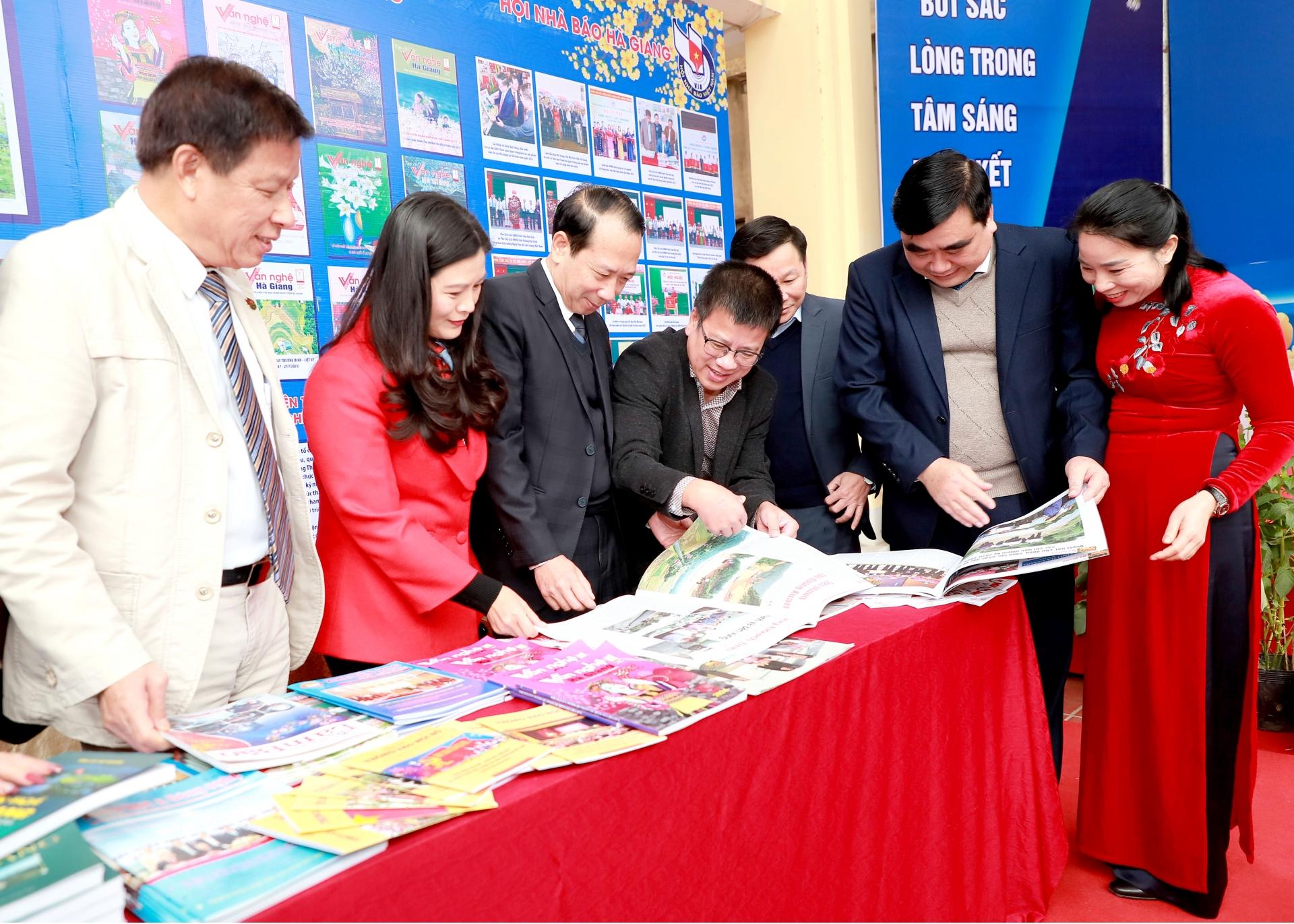 Phó Chủ tịch UBND tỉnh Trần Đức Quý cùng lãnh đạo Hội Nhà Báo, Báo Hà Giang tham quan các ấn phẩm tại Hội Báo Hà Giang Xuân Giáp Thìn 2024.