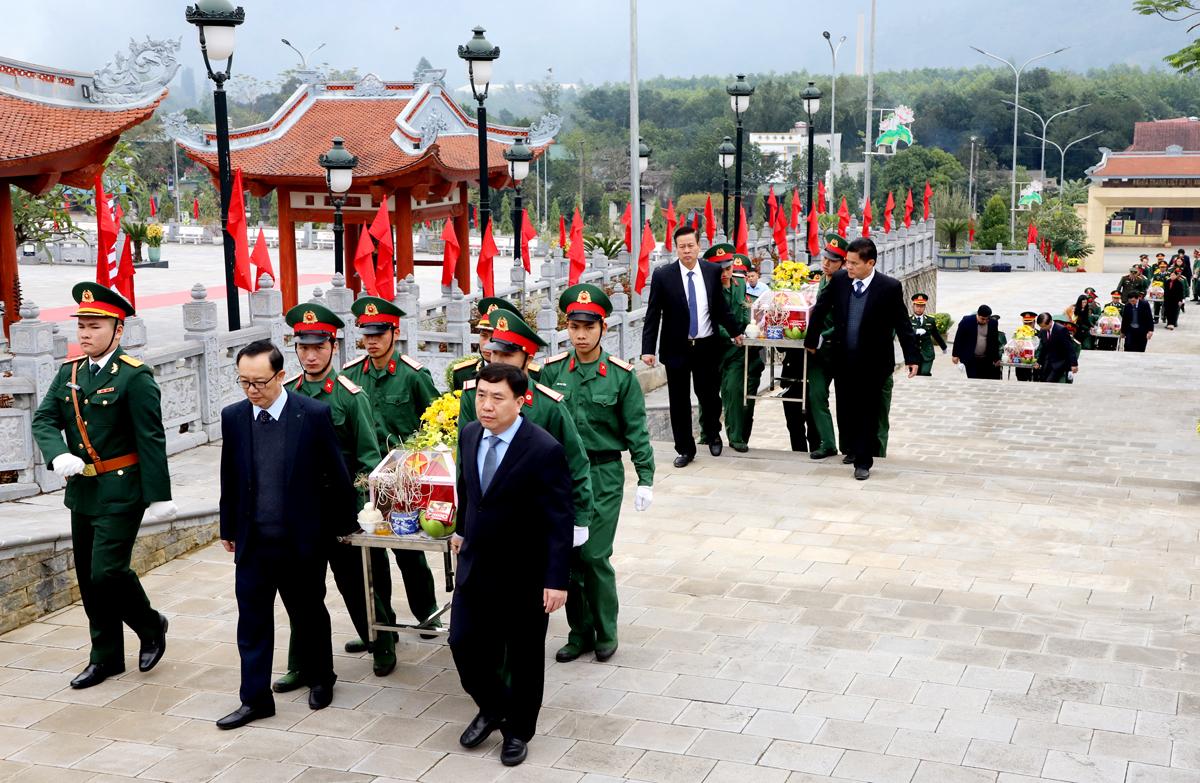 Các đồng chí lãnh đạo tỉnh di chuyển hài cốt các Anh hùng Liệt sỹ về an nghỉ tại Nghĩa trang Liệt sĩ quốc gia Vị Xuyên.