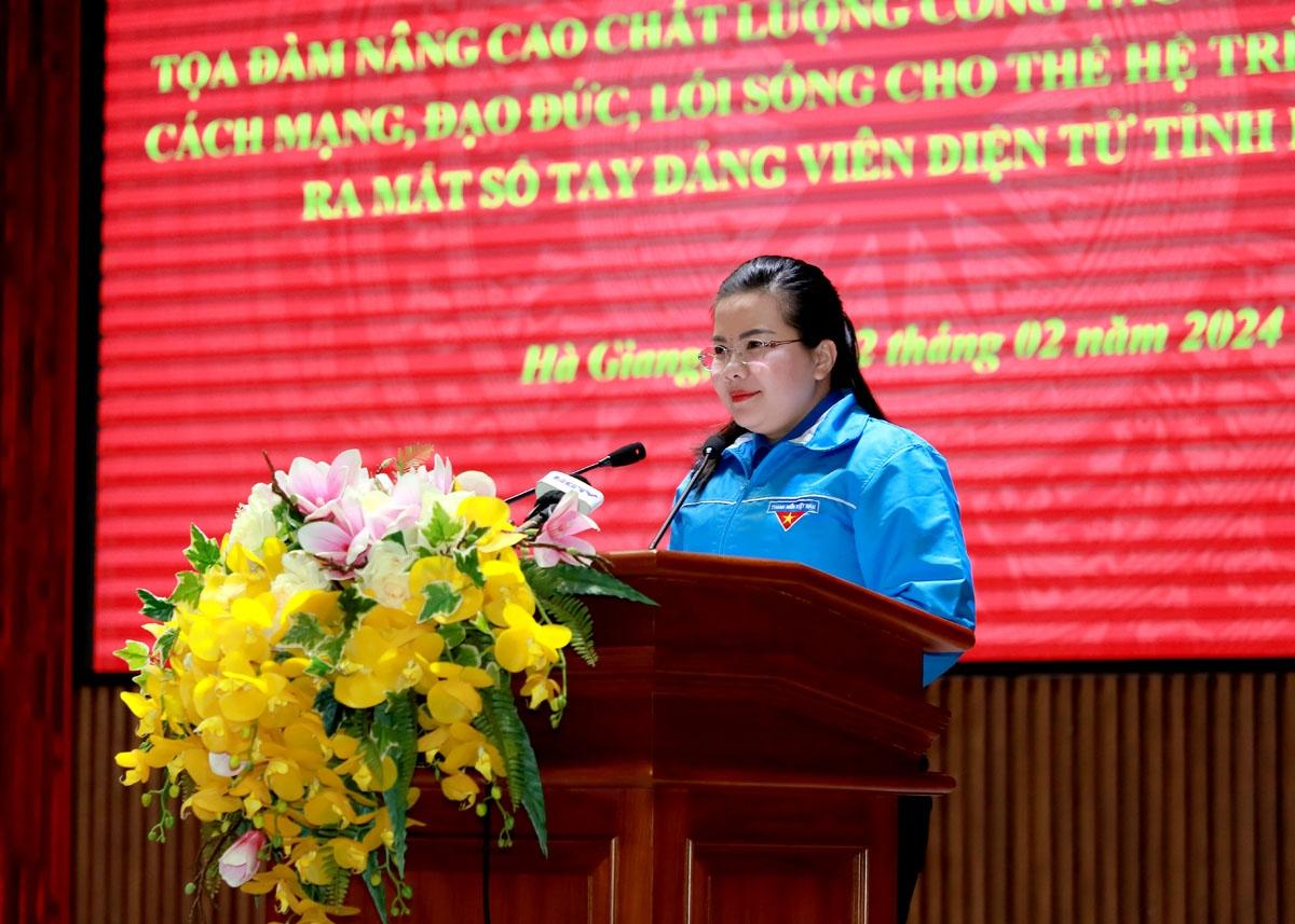 Bí thư Tỉnh đoàn Đỗ Thị Hương thảo luận tại buổi tọa đàm.