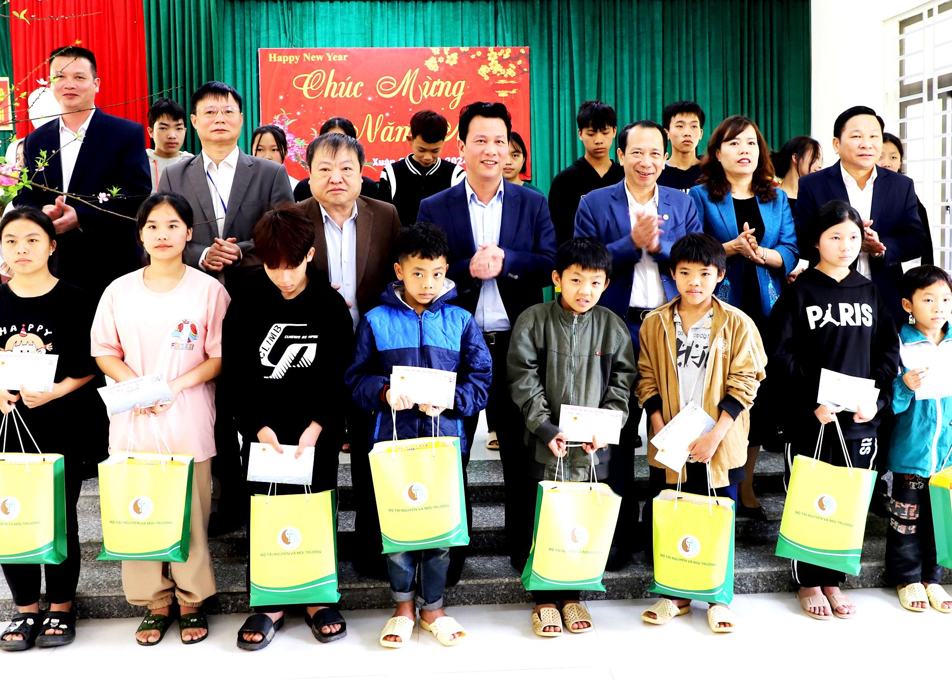 Bộ trưởng Bộ Tài nguyên và Môi trường Đặng Quốc Khánh và các đồng chí lãnh đạo tỉnh tặng quà các cháu Trung tâm Công tác xã hội tỉnh.