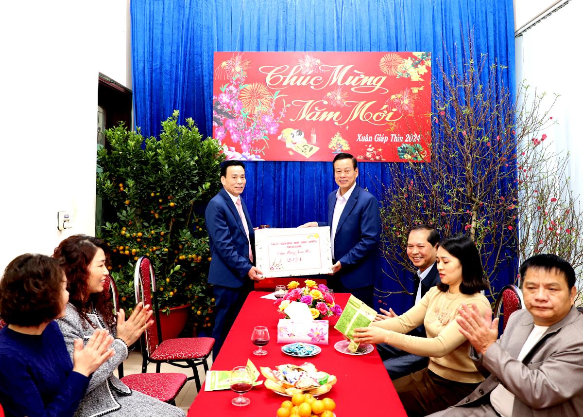 Chủ tịch UBND tỉnh Nguyễn Văn Sơn tặng quà Công ty Cổ phần Môi trường đô thị Hà Giang.