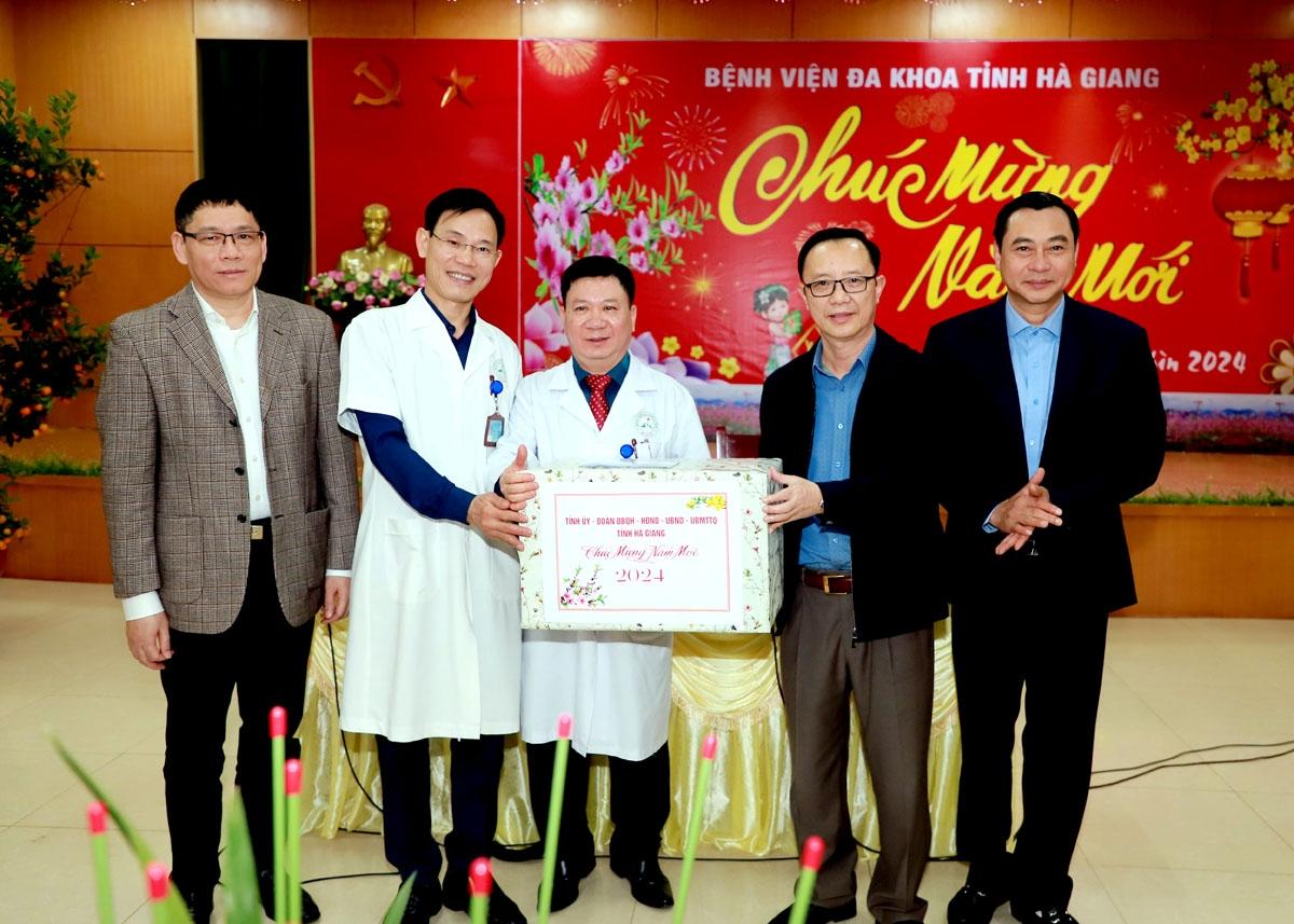 Phó Bí thư Thường trực Tỉnh ủy, Chủ tịch HĐND tỉnh Thào Hồng Sơn chúc Tết tập thể Bệnh viện Đa khoa tỉnh.