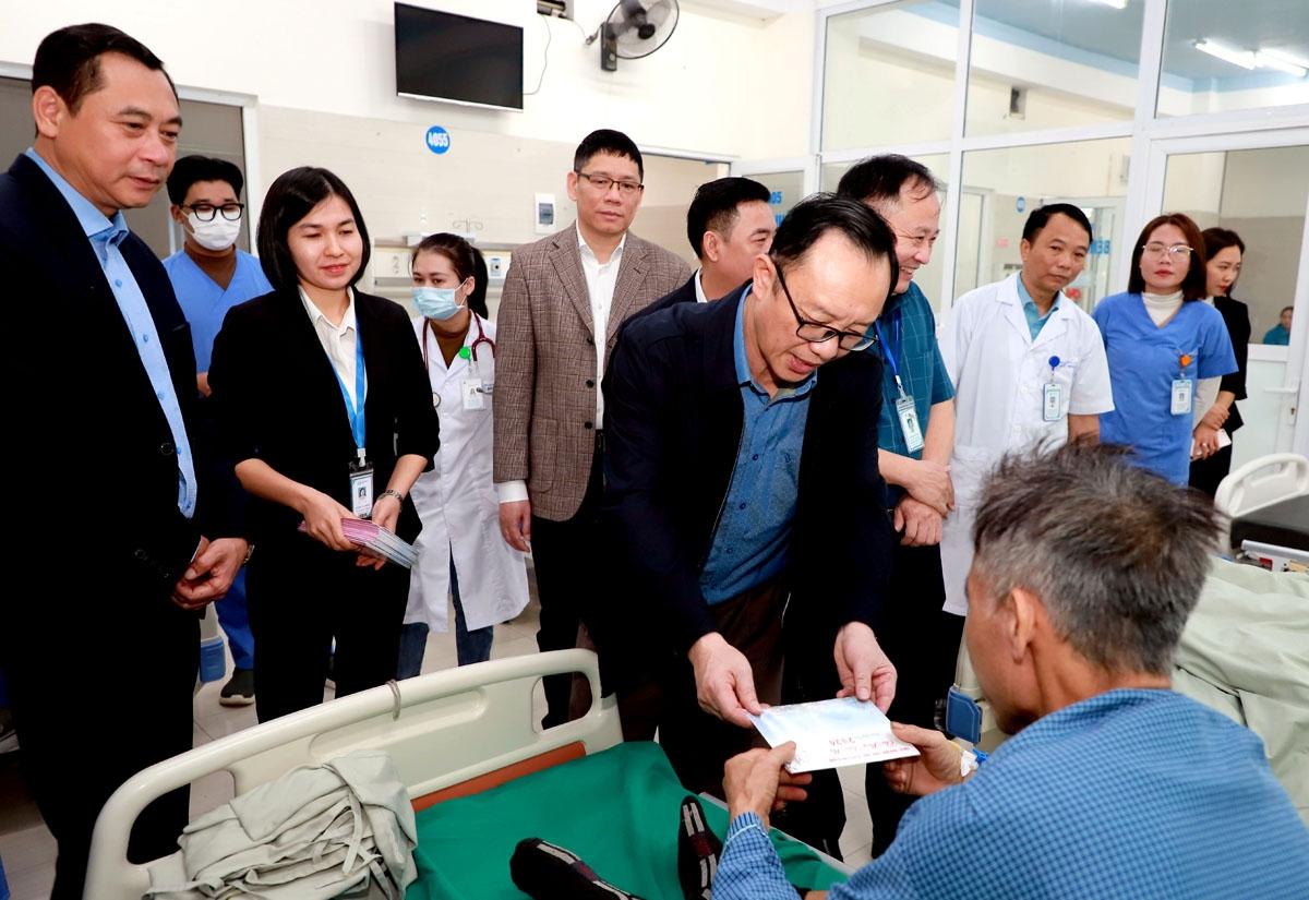 Phó Bí thư Thường trực Tỉnh ủy, Chủ tịch HĐND tỉnh Thào Hồng Sơn chúc Tết bệnh nhân đang điều trị tại Bệnh viện Đa khoa Đức Minh.