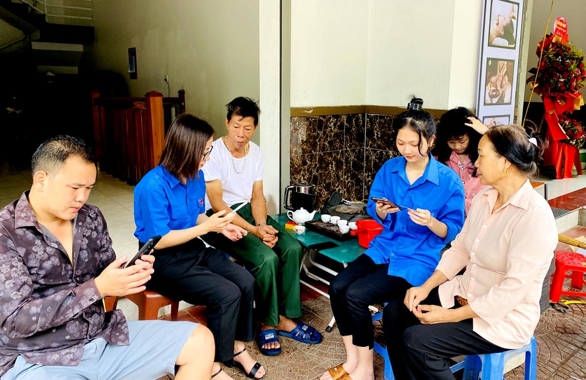 Đoàn viên, thanh niên huyện Vị Xuyên giúp người dân cài đặt ứng dụng định danh điện tử.