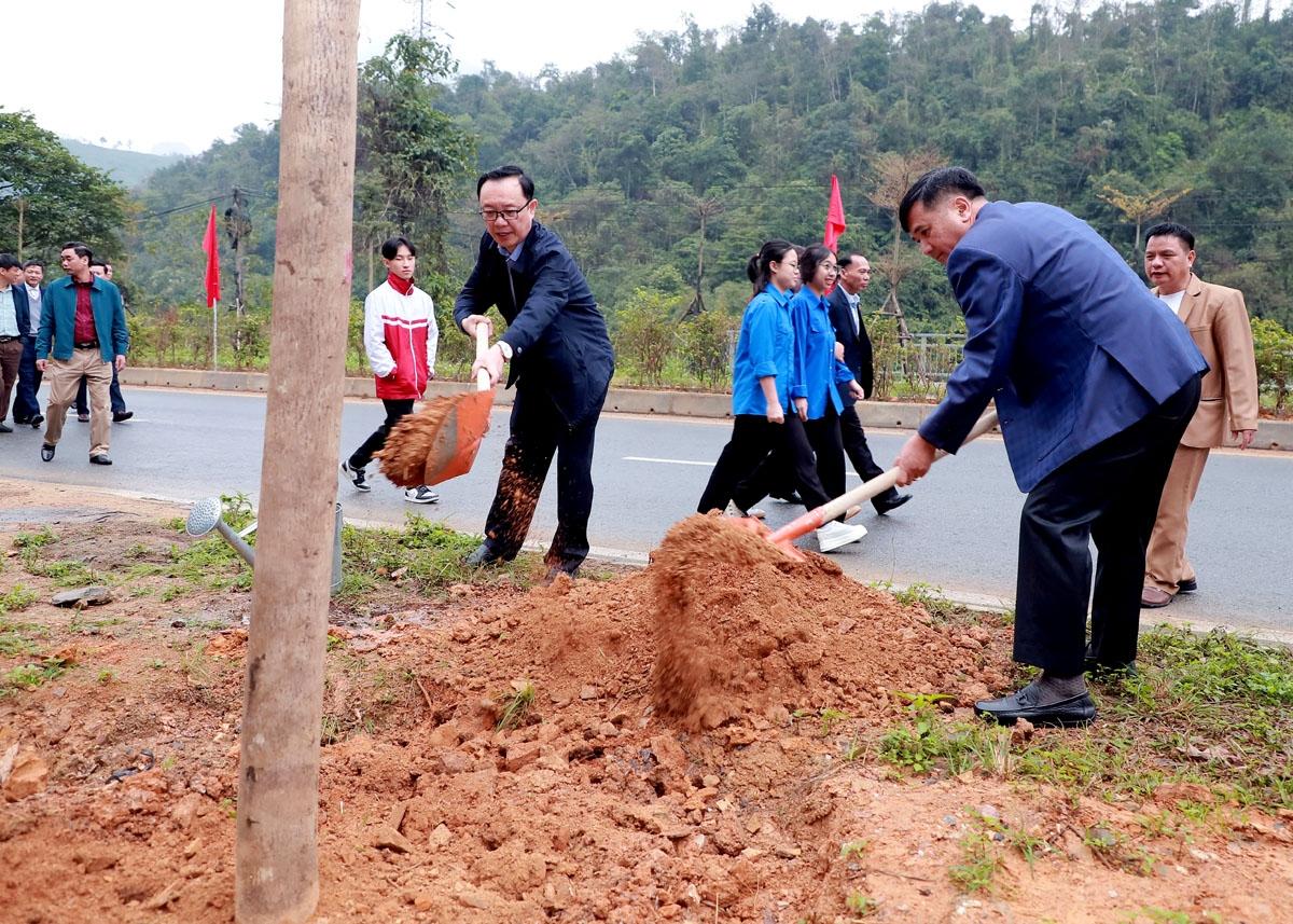Phó Bí thư Thường trực Tỉnh ủy, Chủ tịch HĐND tỉnh Thào Hồng Sơn cùng lãnh đạo thành phố Hà Giang hưởng ứng Tết trồng cây trên địa bàn thành phố Hà Giang.