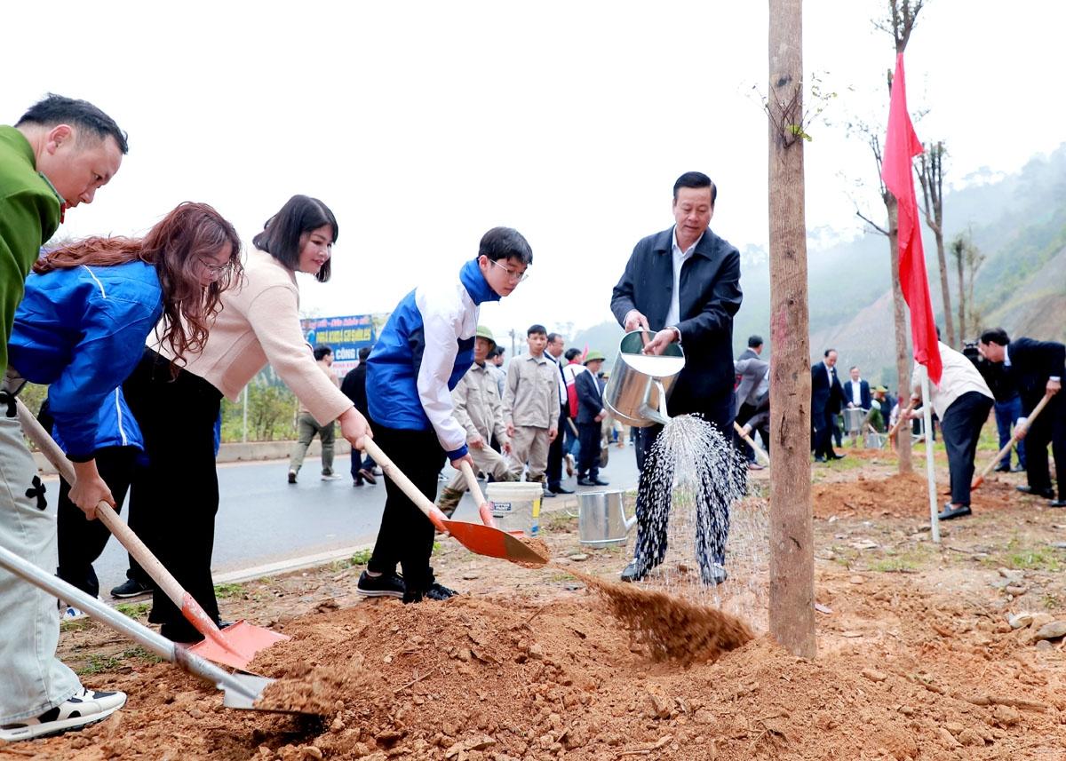 Chủ tịch UBND tỉnh Nguyễn Văn Sơn cùng lãnh đạo thành phố Hà Giang hưởng ứng Tết trồng cây trên địa bàn.