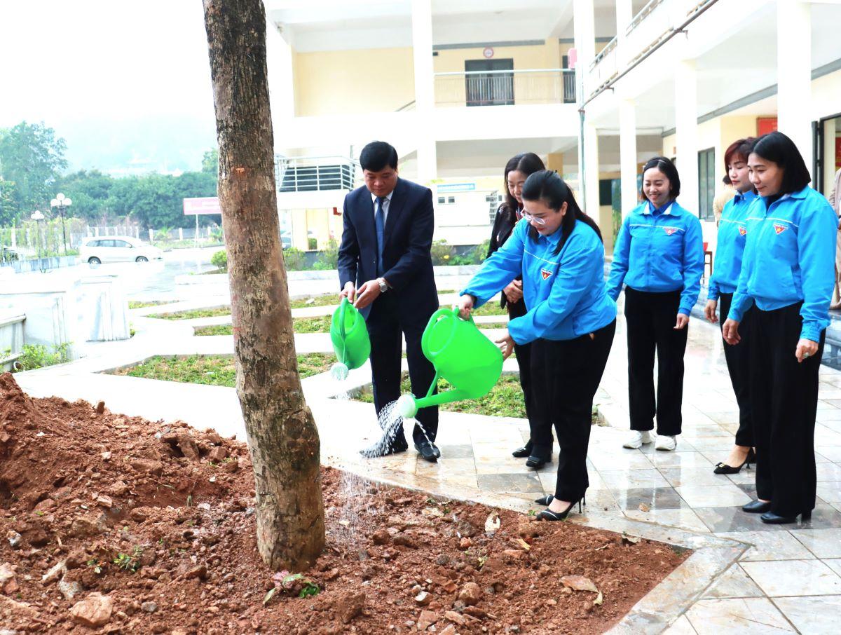 Các đại biểu tham gia trồng cây cảnh quan tại Trung tâm hoạt động Thanh thiếu nhi tỉnh.