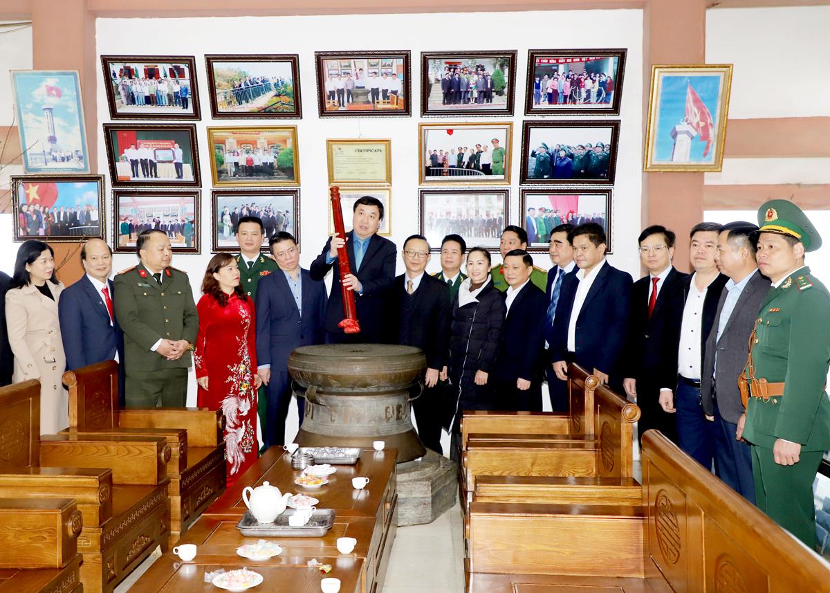 Quyền Bí thư Tỉnh ủy Nguyễn Mạnh Dũng thực hiện nghi lễ thỉnh trống đồng tại Nhà lưu niệm Cột cờ Quốc gia Lũng Cú.