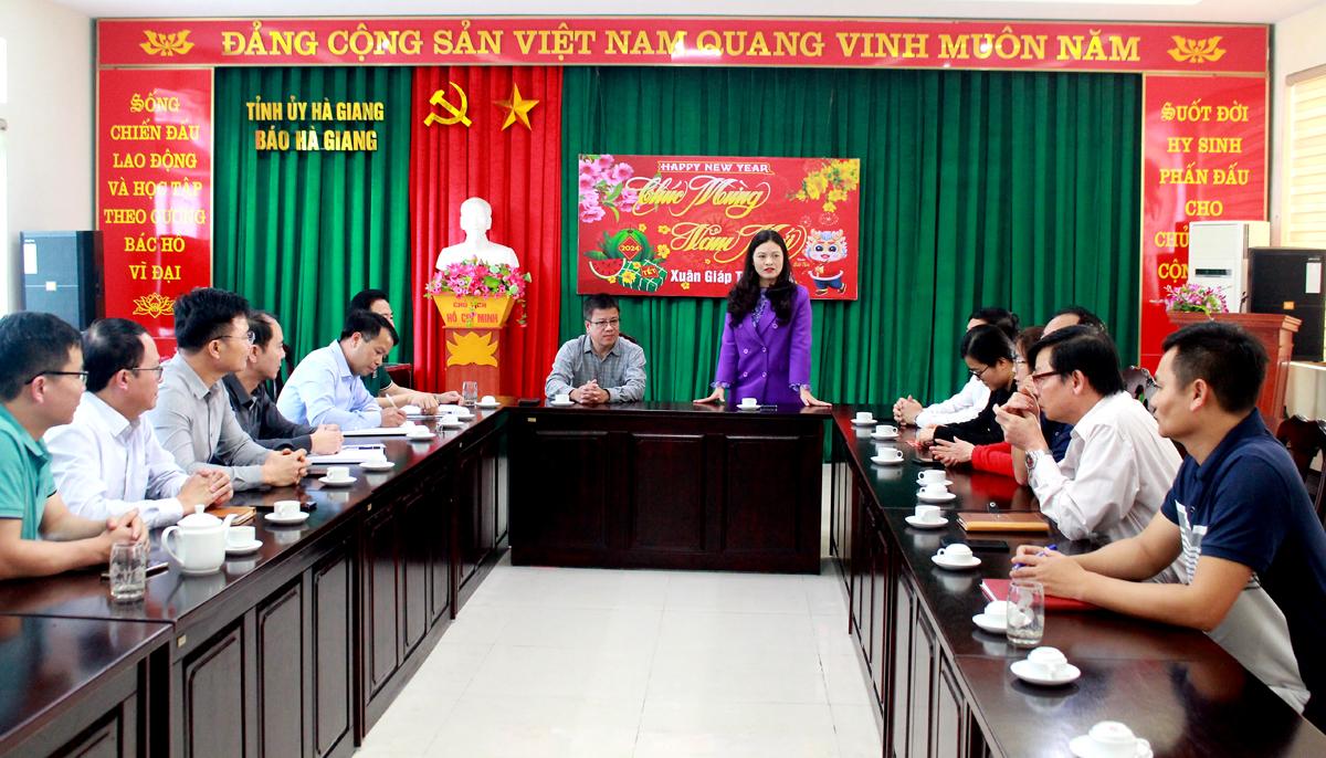 Trưởng Ban Tuyên giáo Tỉnh ủy Vương Ngọc Hà phát biểu tại buổi làm việc với Báo Hà Giang