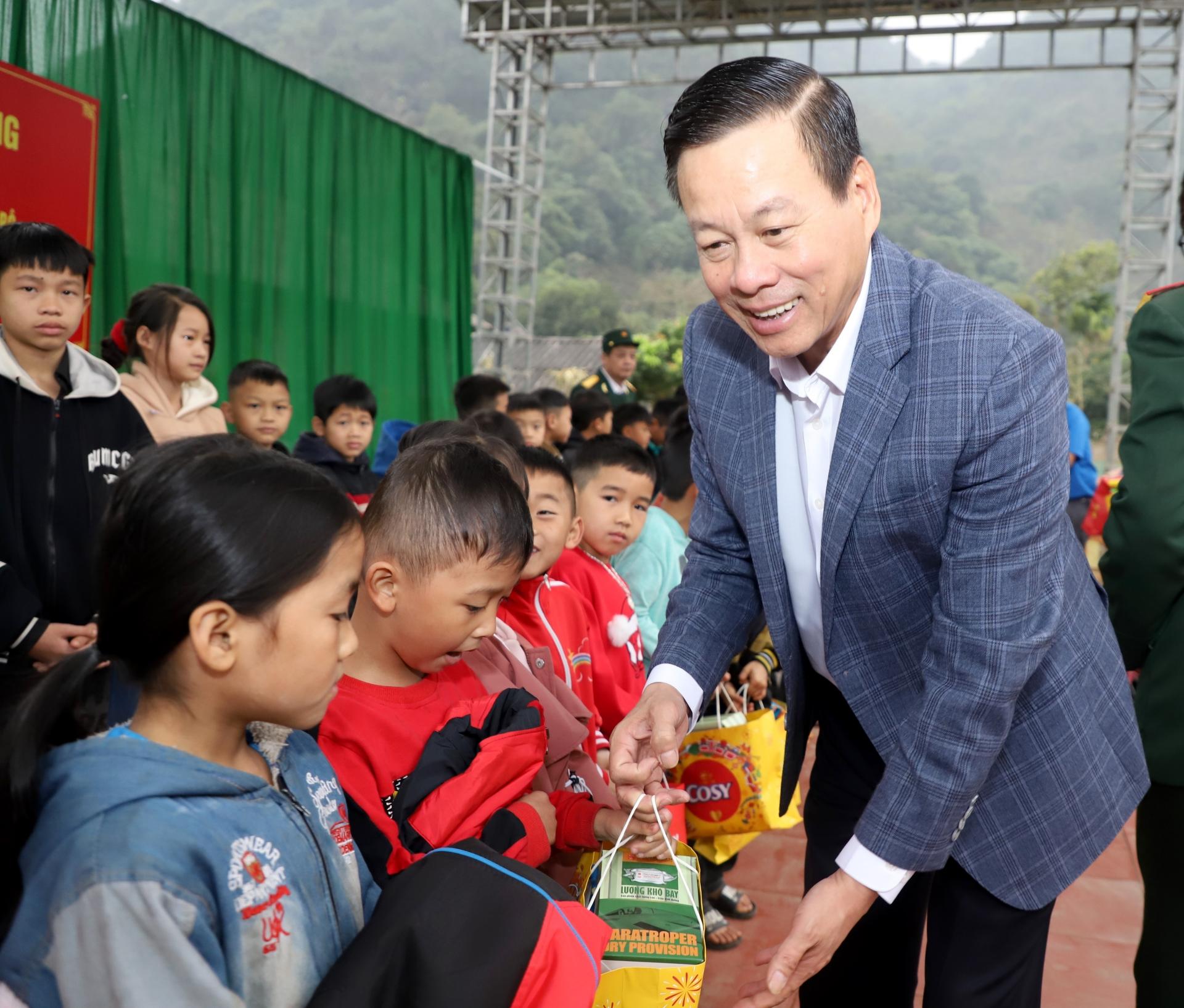 Chủ tịch UBND tỉnh Nguyễn Văn Sơn tặng quà các cháu học sinh tại làng Pinh.