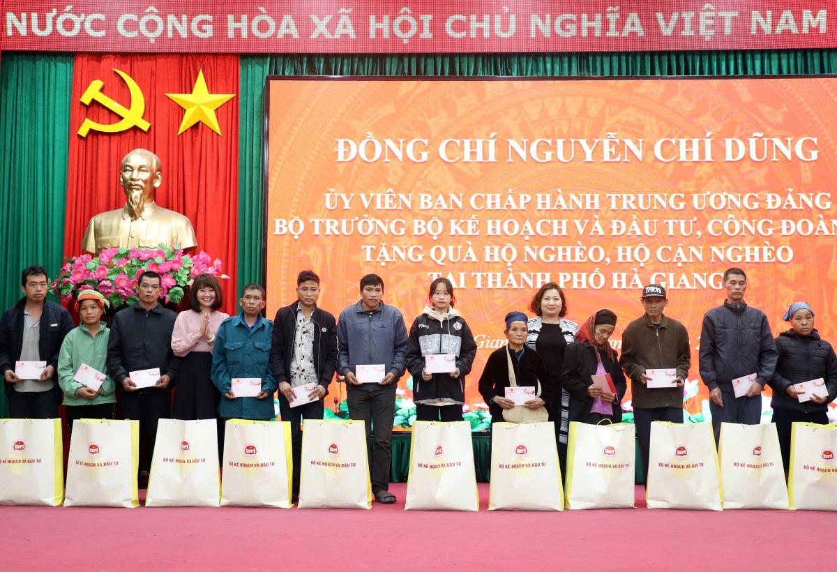 Phó Bí thư Thường trực Đảng ủy cơ quan Bộ KH&ĐT Nguyễn Thị Thu Lan và Chủ tịch Công đoàn Bộ KH&ĐT Lê Thị Tường Thu tặng quà các hộ nghèo.
