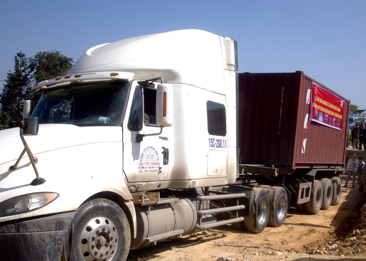 Xe container chở 18 tấn củ cải đầu tiên xuất bến để xuất khẩu sang thị trường Nhật Bản.