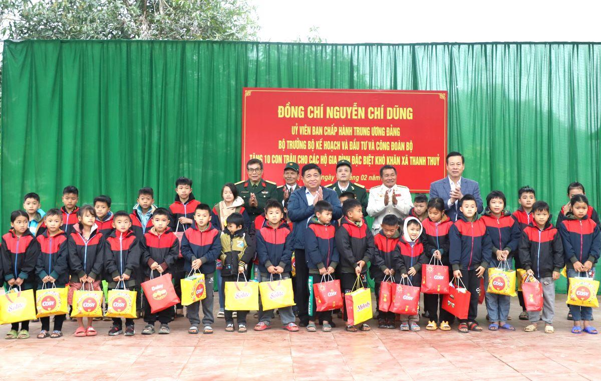 Bộ trưởng Bộ KH&ĐT Nguyễn Chí Dũng, Chủ tịch UBND tỉnh Nguyễn Văn Sơn và đoàn công tác tặng quà các cháu học sinh tại làng Pinh.