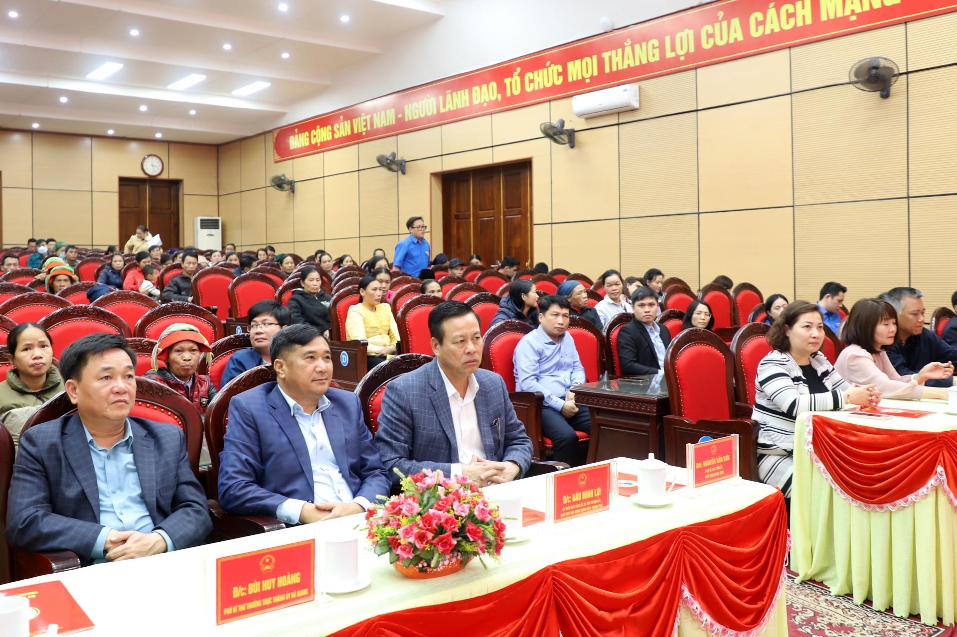 Chủ tịch UBND tỉnh Nguyễn Văn Sơn và các đại biểu dự buổi tặng quà.