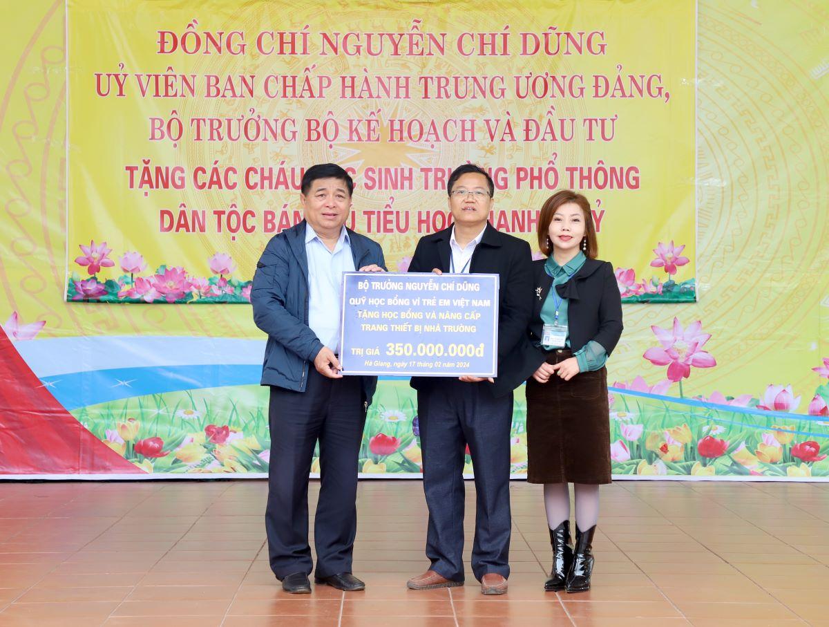 Bộ trưởng Bộ KH&ĐT trao tặng tiền học bổng và mua sắm trang thiết bị cho Trường Phổ thông Dân tộc bán trú Tiểu học Thanh Thủy.