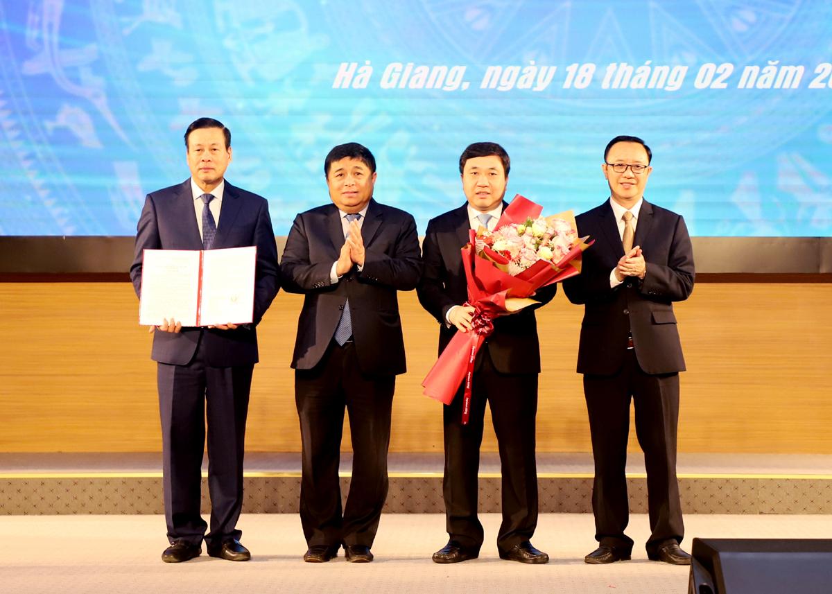 Bộ trưởng Bộ Kế hoạch và Đầu tư Nguyễn Chí Dũng trao Quyết định phê duyệt Quy hoạch tỉnh Hà Giang của Thủ tướng Chính phủ cho các đồng chí lãnh đạo tỉnh.