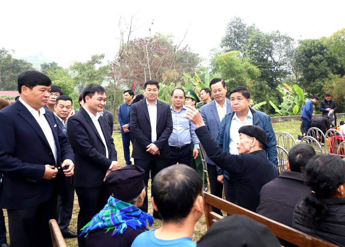 Bộ trưởng Bộ KH&ĐT Nguyễn Chí Dũng, Chủ tịch UBND tỉnh Nguyễn Văn Sơn và đoàn công tác thăm hỏi đời sống người dân làng Pinh.