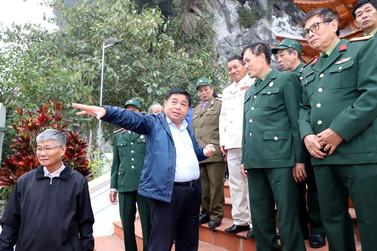 Bộ trưởng Bộ KH&ĐT Nguyễn Chí Dũng trò chuyện với các cựu chiến binh từng tham gia chiến đấu tại mặt trận Vị Xuyên.