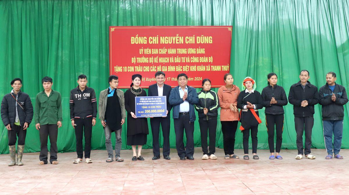 Bộ trưởng Bộ KH&ĐT Nguyễn Chí Dũng trao tiền hỗ trợ mua trâu cho các hộ đặc biệt khó khăn thôn Thanh Sơn.