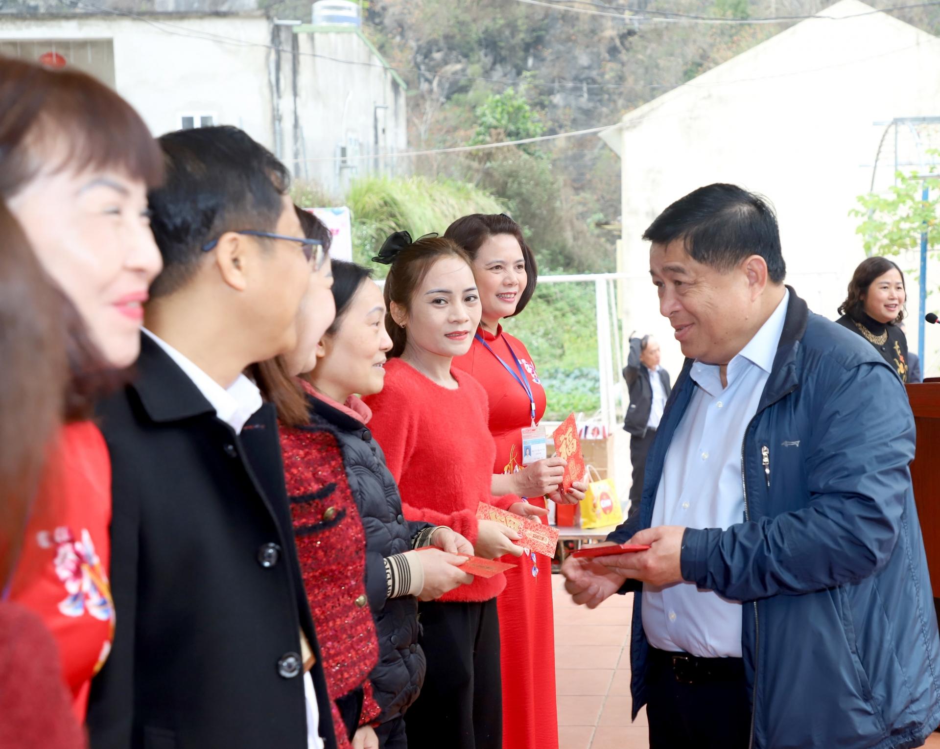 Bộ trưởng Bộ KH&ĐT Nguyễn Chí Dũng mừng tuổi, động viên các thầy, cô giáo trường Phổ thông Dân tộc bán trú Tiểu học Thanh Thủy.
